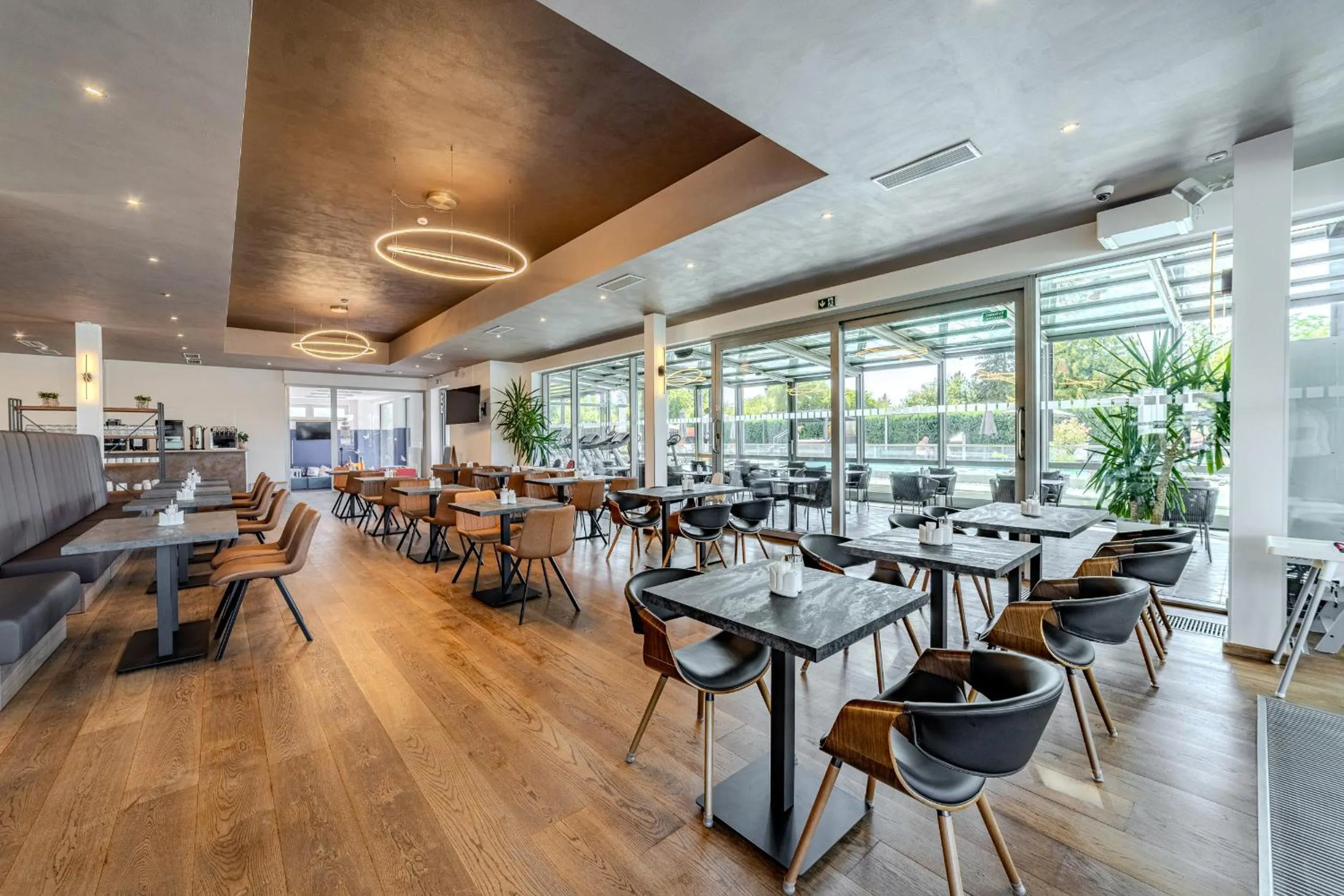 Restaurant/places to eat in Hotel Aura Design & Garden Pool