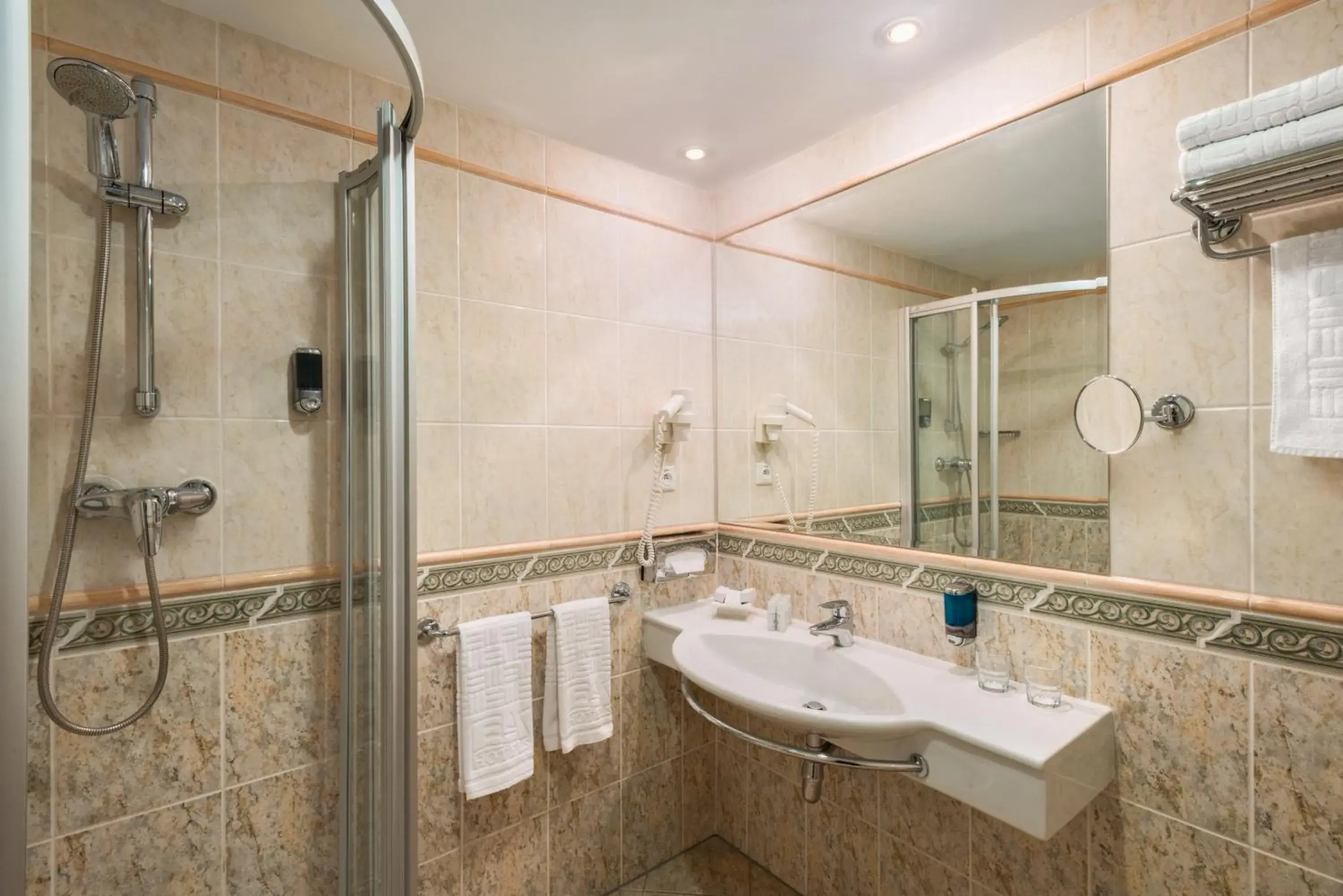 Double or Twin Room in Ramada Prague City Centre Double or Twin Room in Ramada Prague City Centre