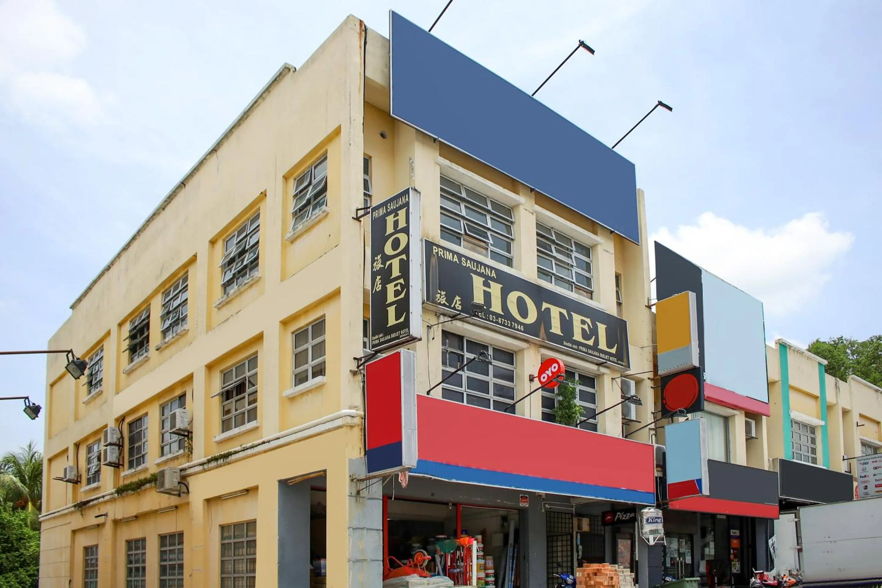 Facade/entrance in Hotel O Prima Saujana Budget Hotel