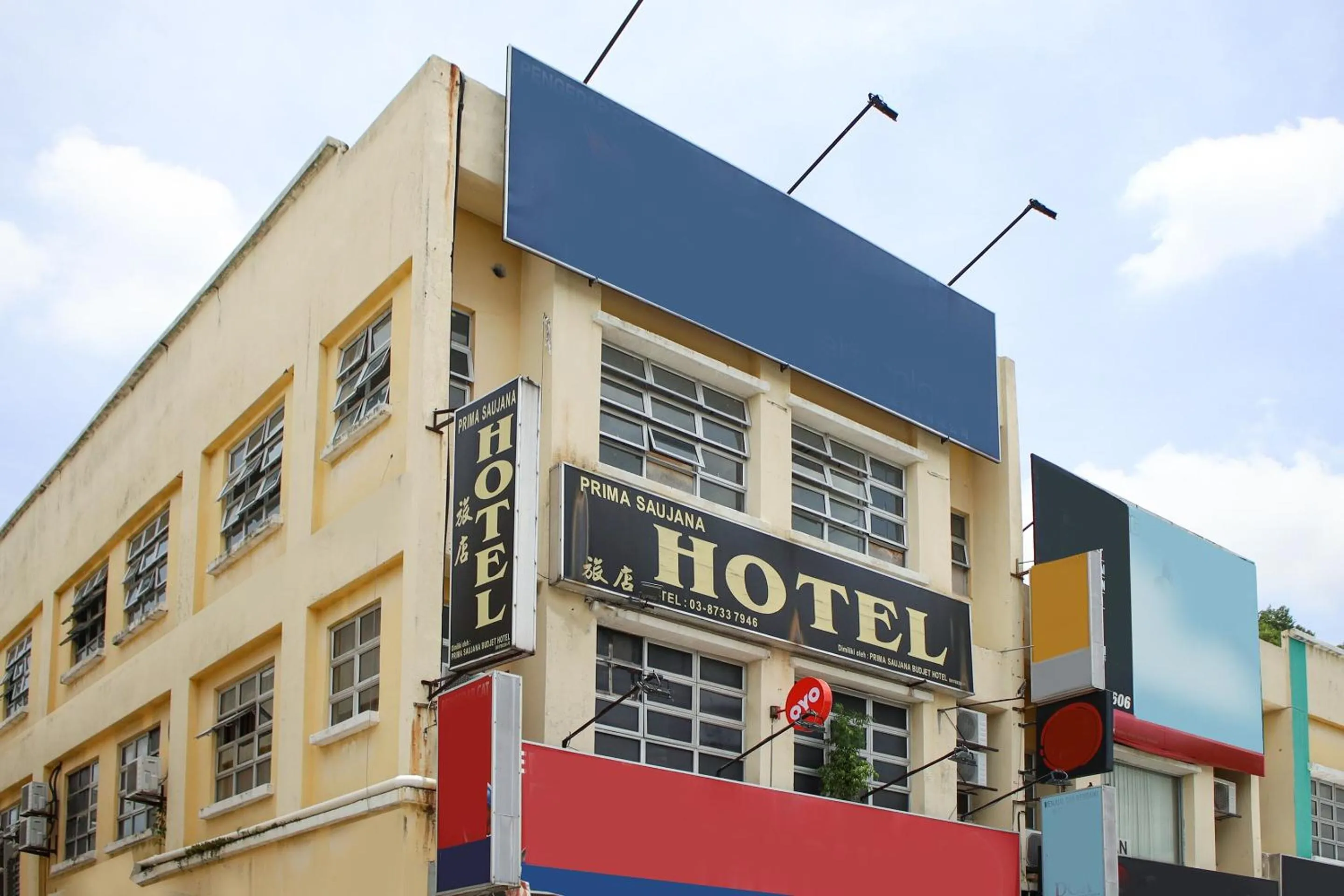 Facade/entrance in Hotel O Prima Saujana Budget Hotel