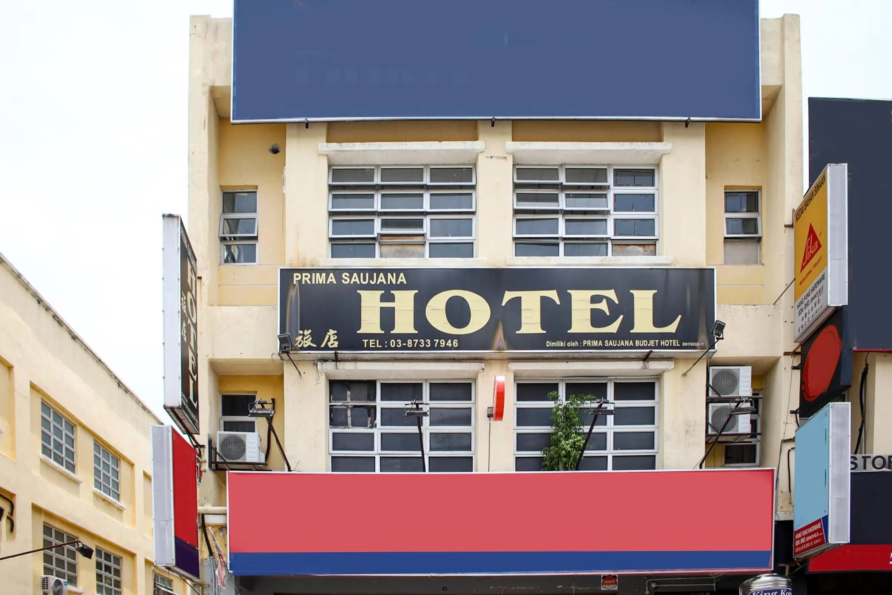 Facade/entrance in Hotel O Prima Saujana Budget Hotel