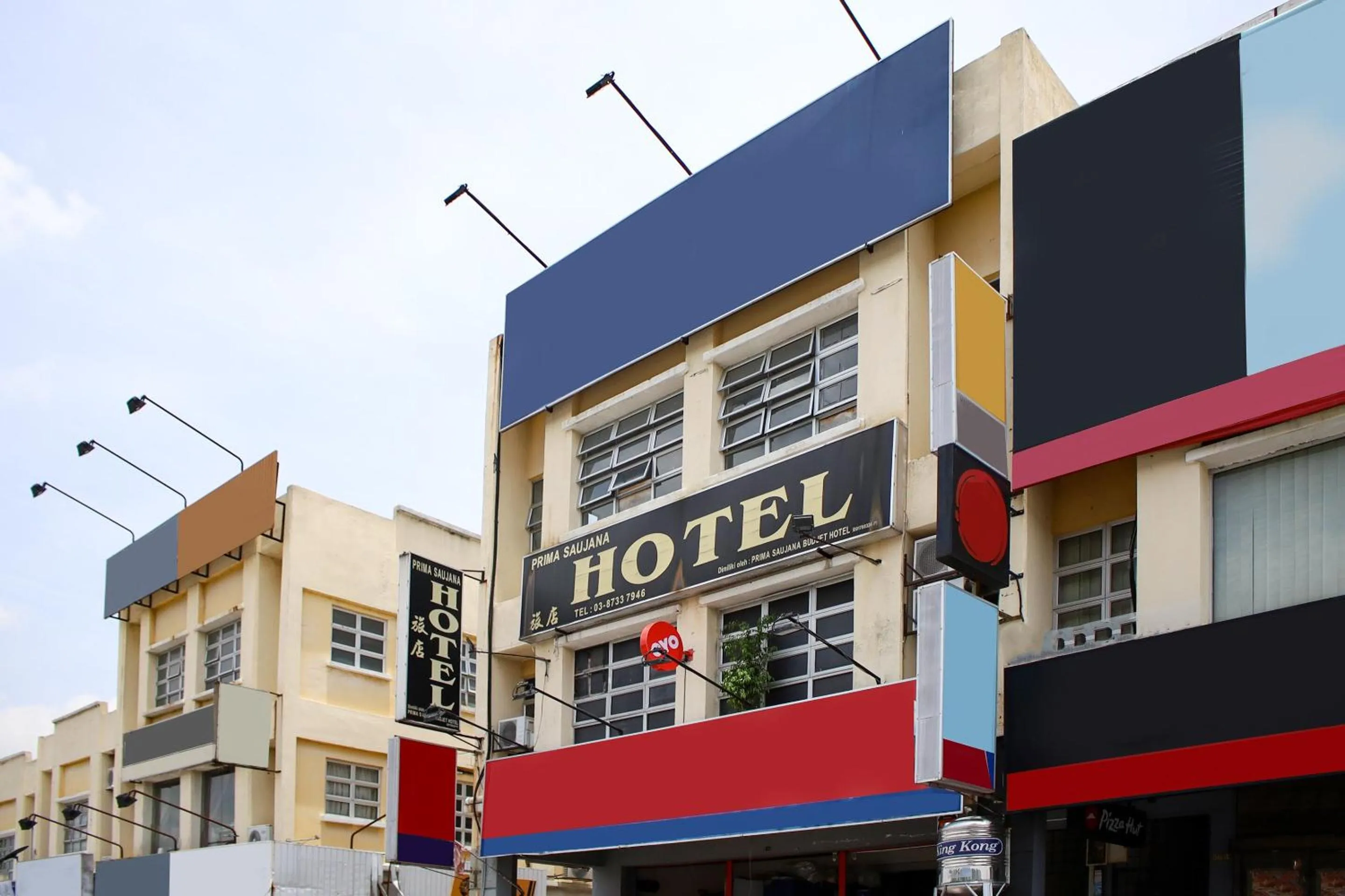 Facade/entrance in Hotel O Prima Saujana Budget Hotel