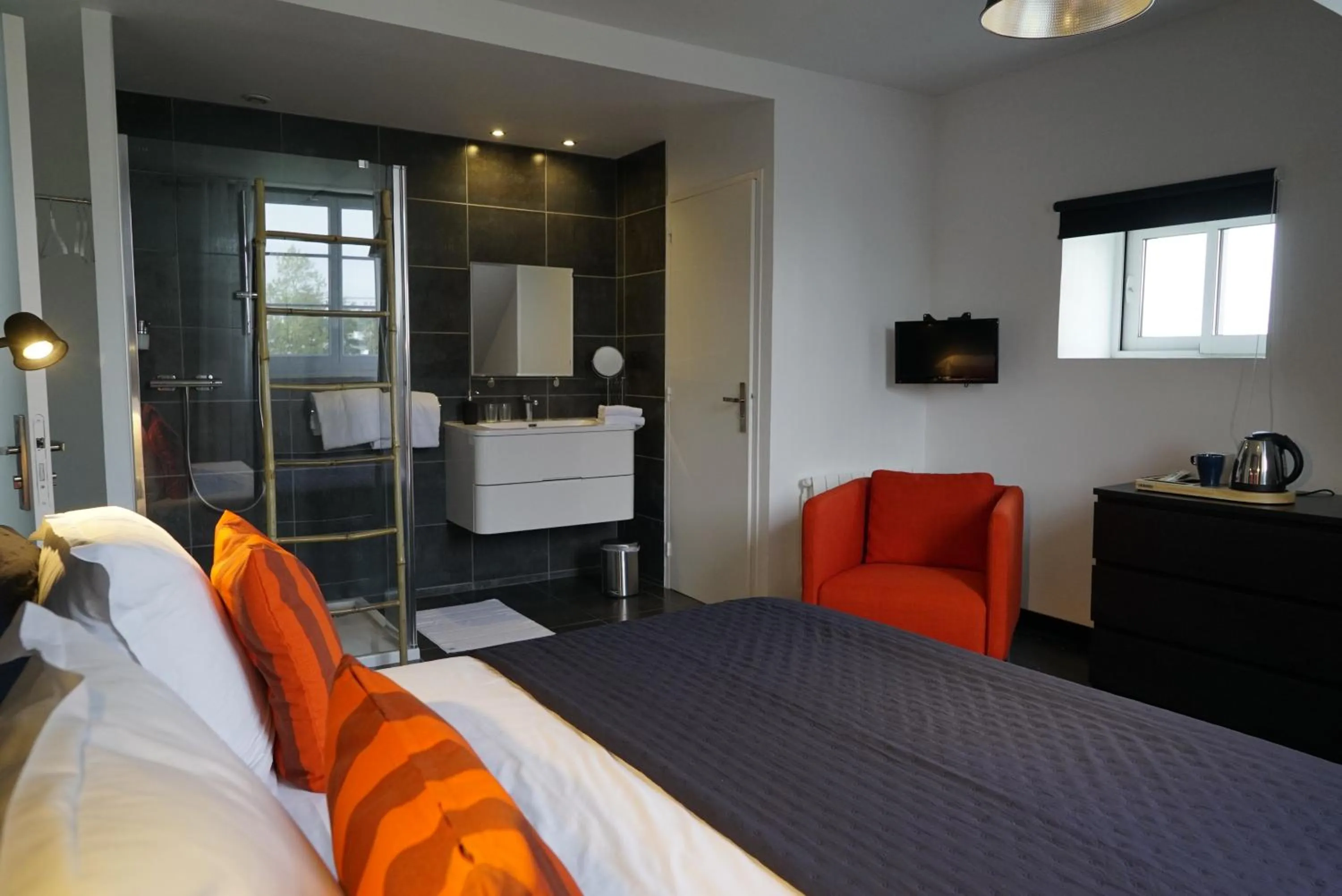 Photo of the whole room, Bed in La Villa des Sables