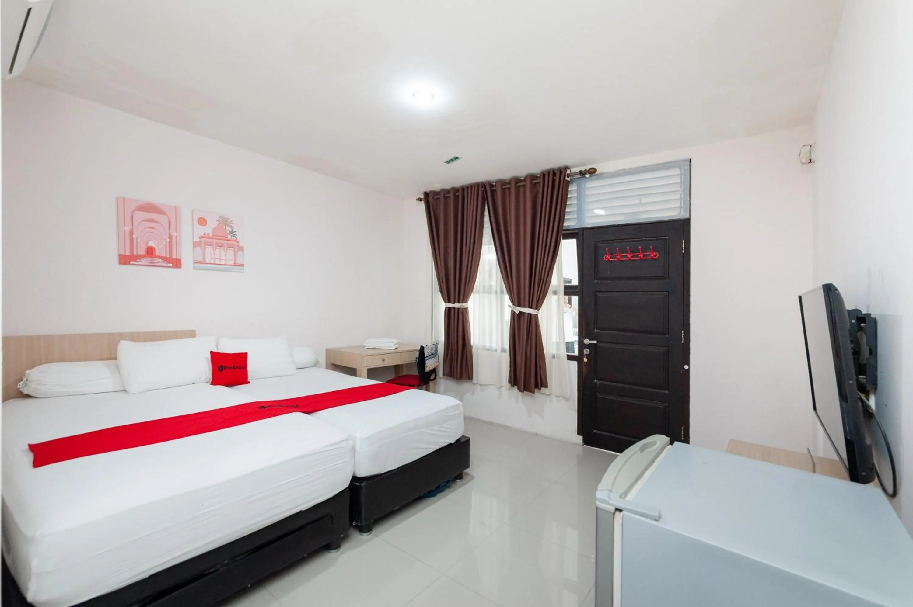 Bed in RedDoorz Syariah near Banda Aceh Convention Hall