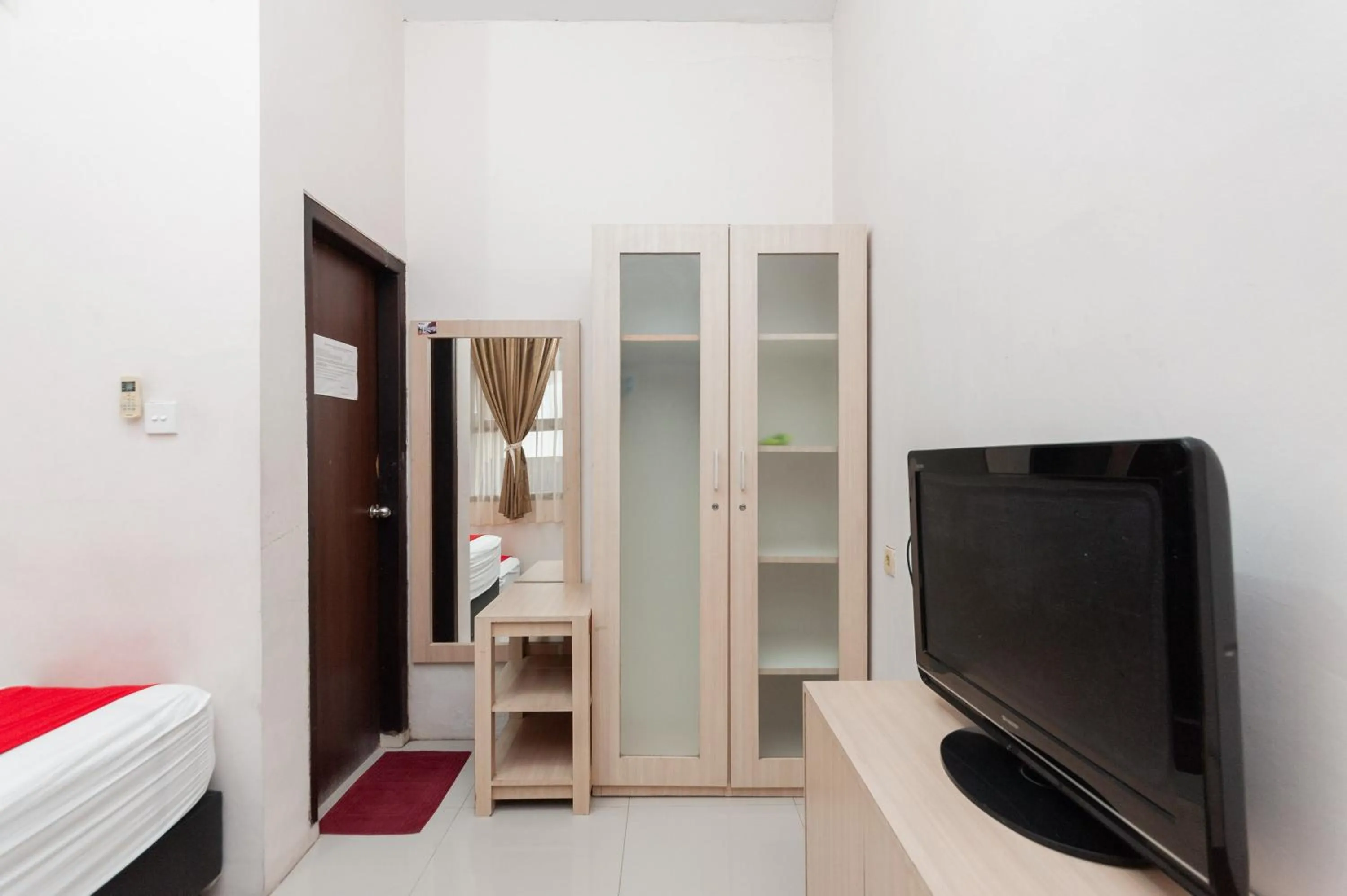 TV and multimedia in RedDoorz Syariah near Banda Aceh Convention Hall