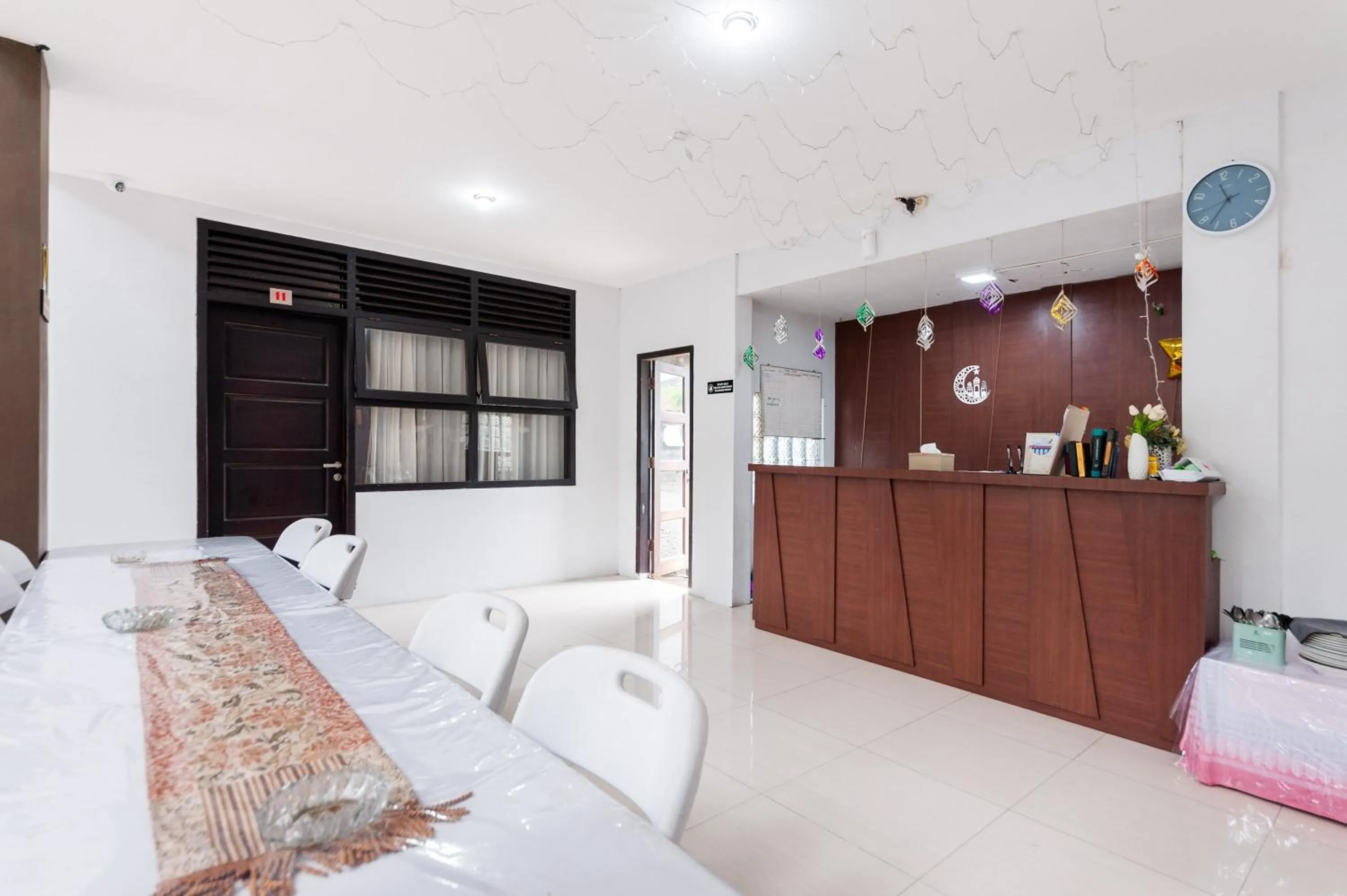 Lobby or reception in RedDoorz Syariah near Banda Aceh Convention Hall