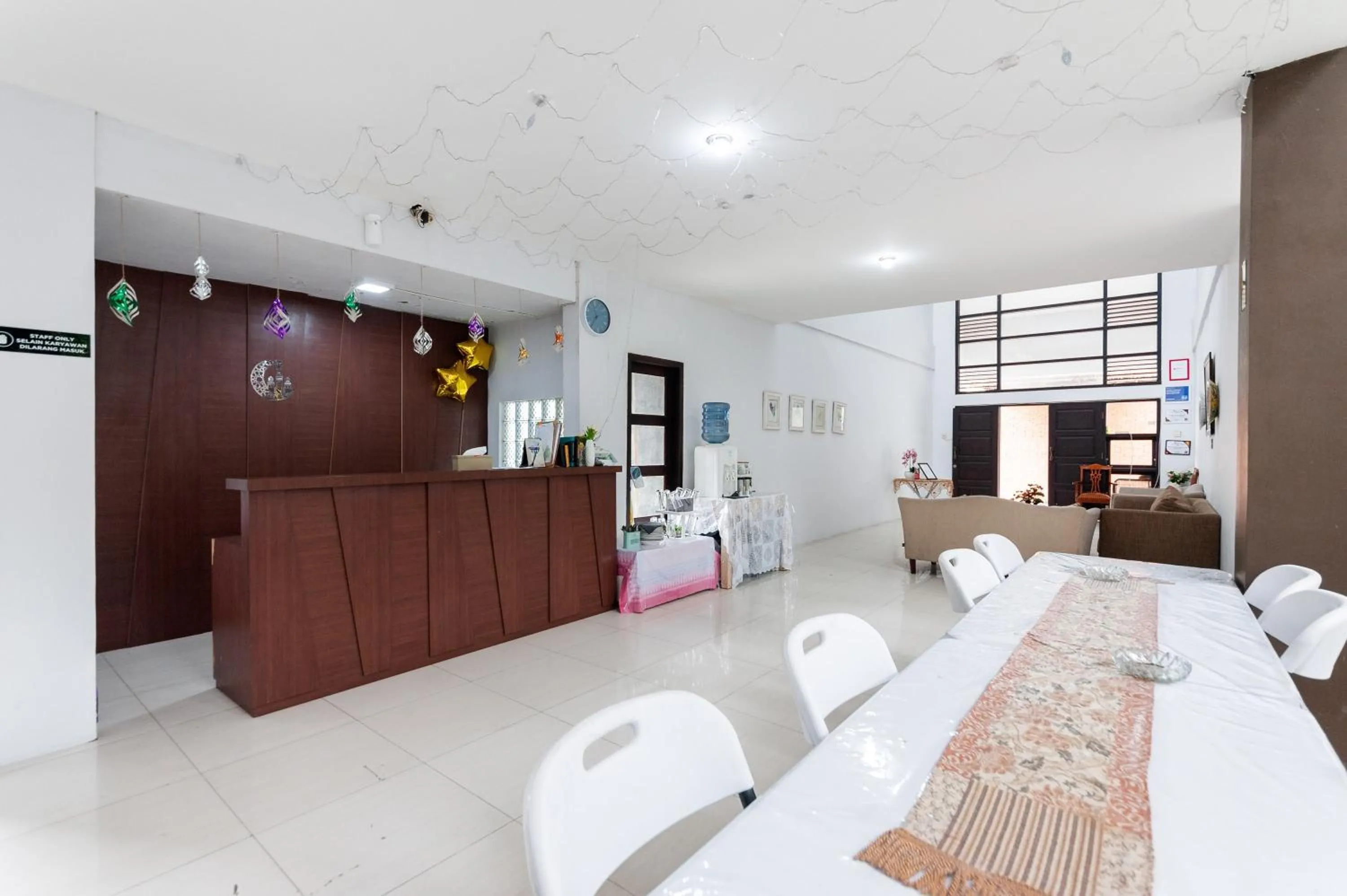 Lobby or reception in RedDoorz Syariah near Banda Aceh Convention Hall