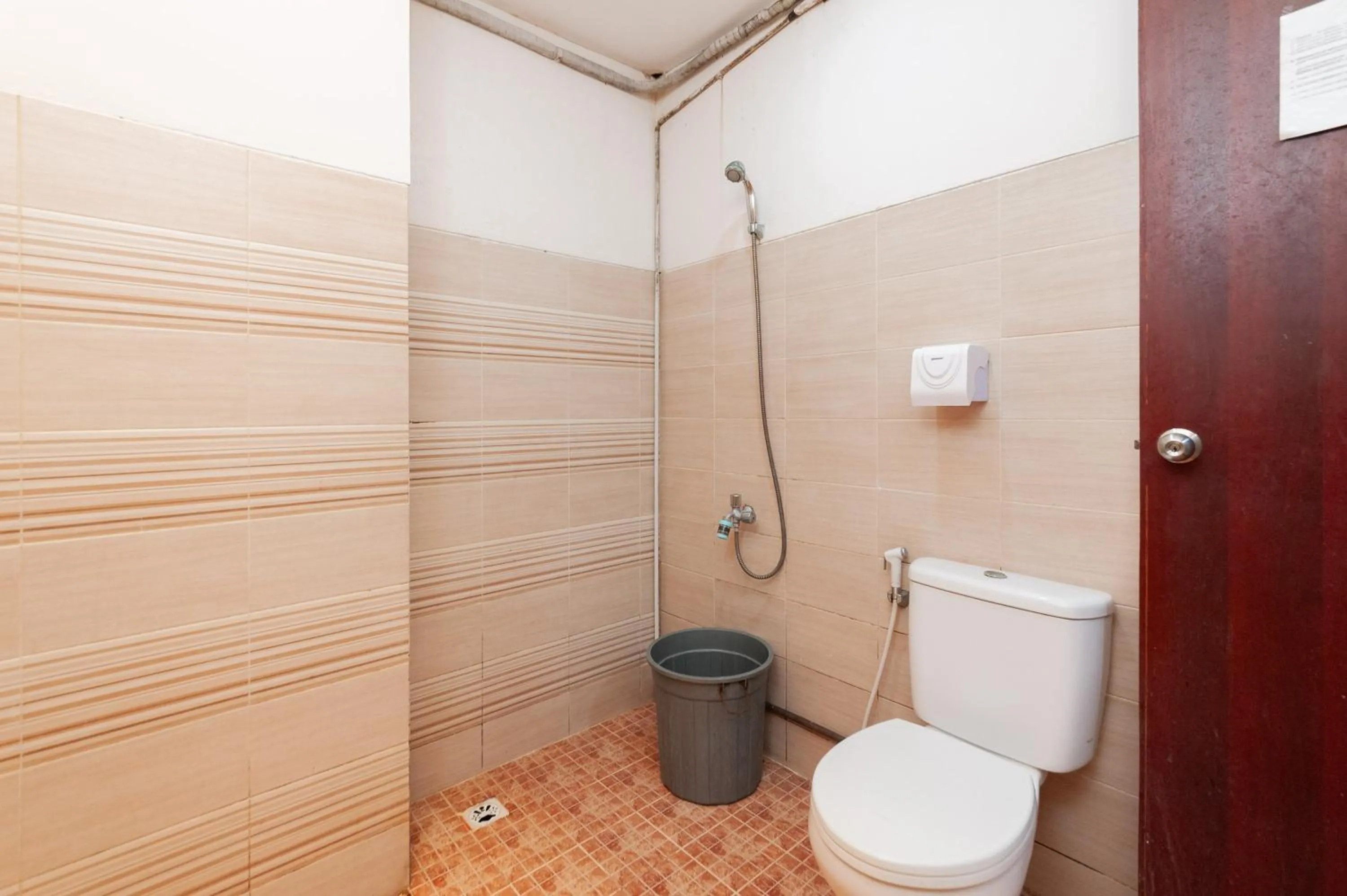 Bathroom in RedDoorz Syariah near Banda Aceh Convention Hall