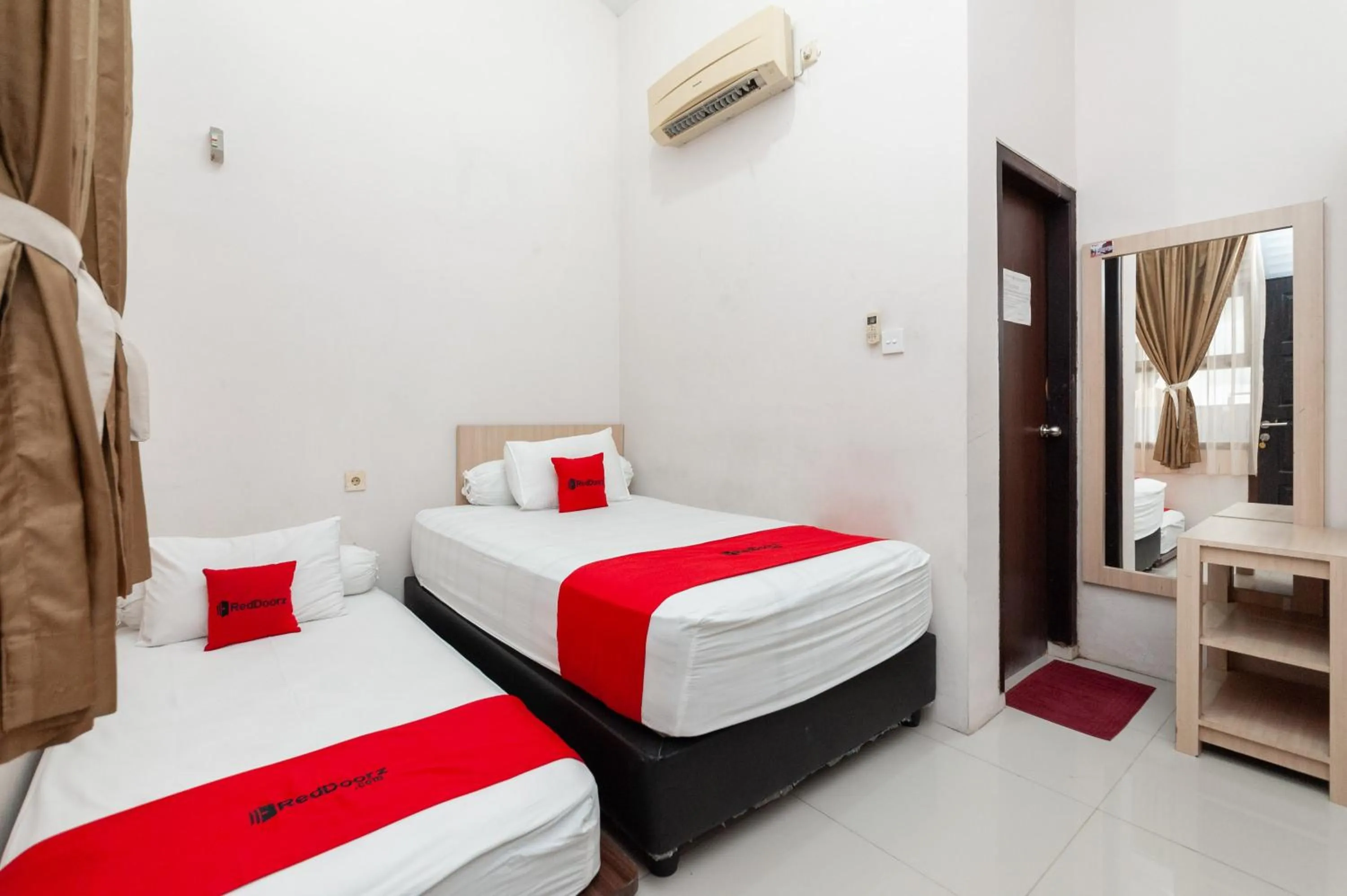 Bed in RedDoorz Syariah near Banda Aceh Convention Hall