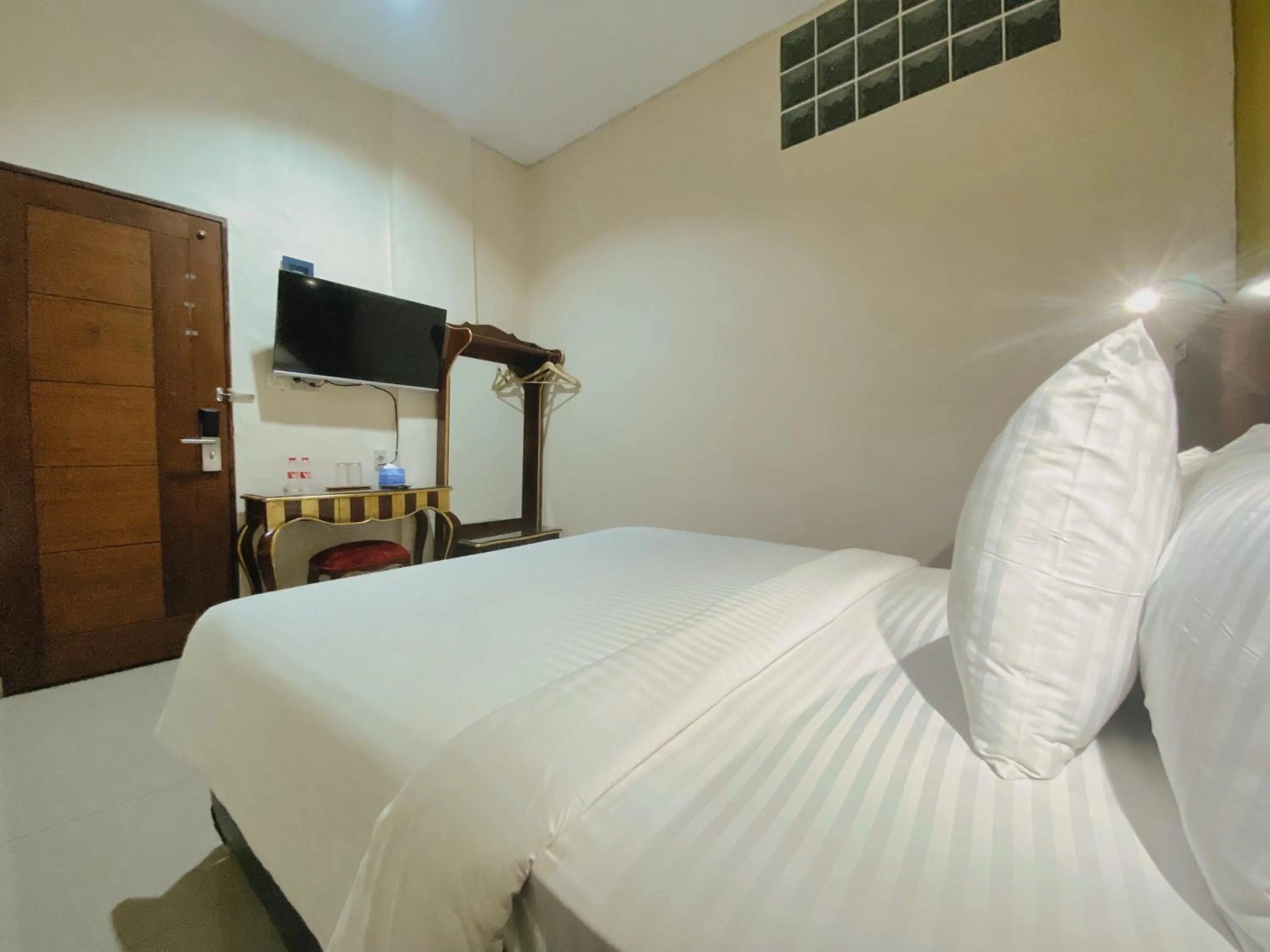 Photo of the whole room, Bed in JIYO BOUTIQUE Hotel