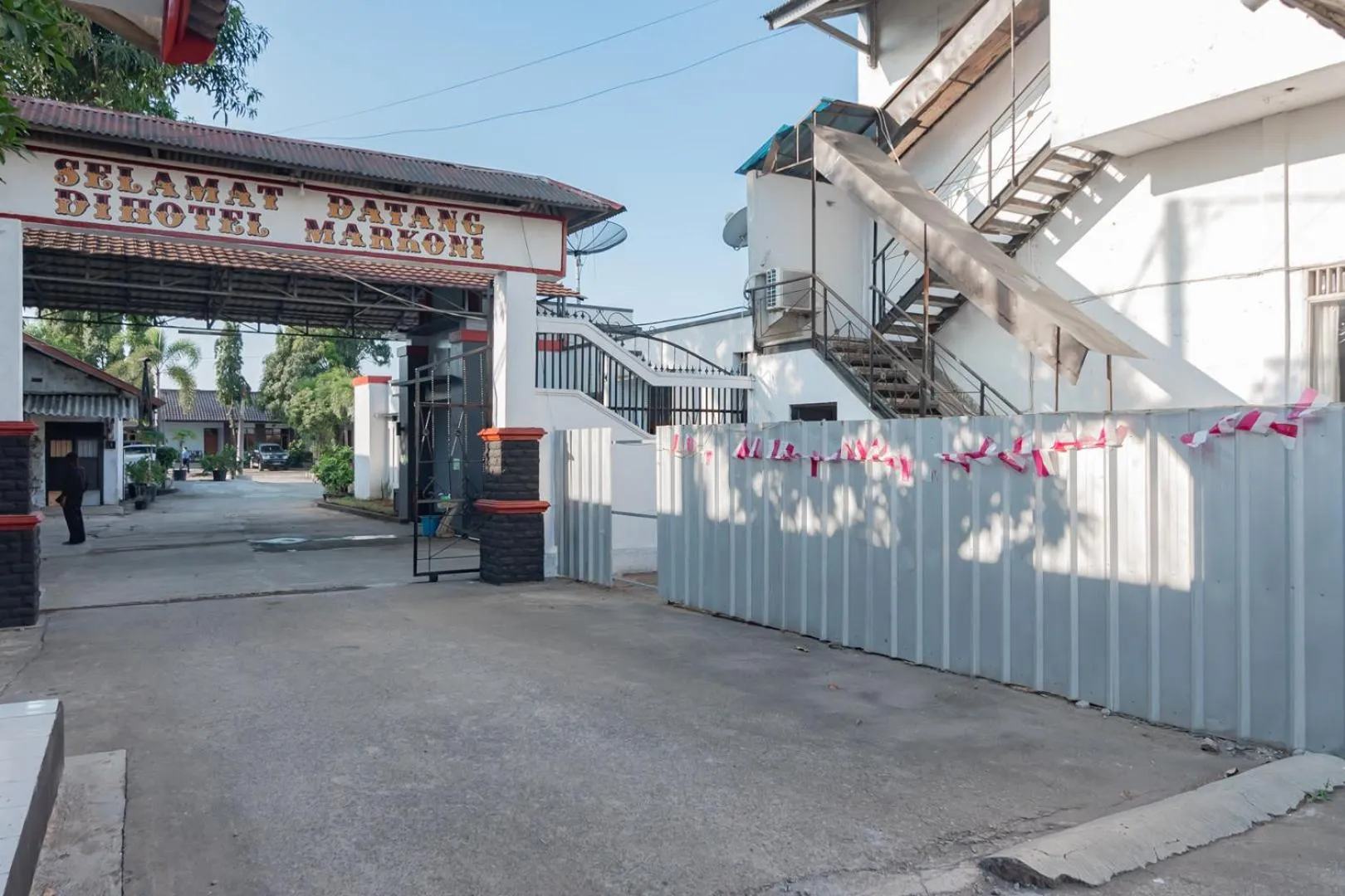 Facade/entrance in Hotel Markoni Pamanukan Mitra RedDoorz