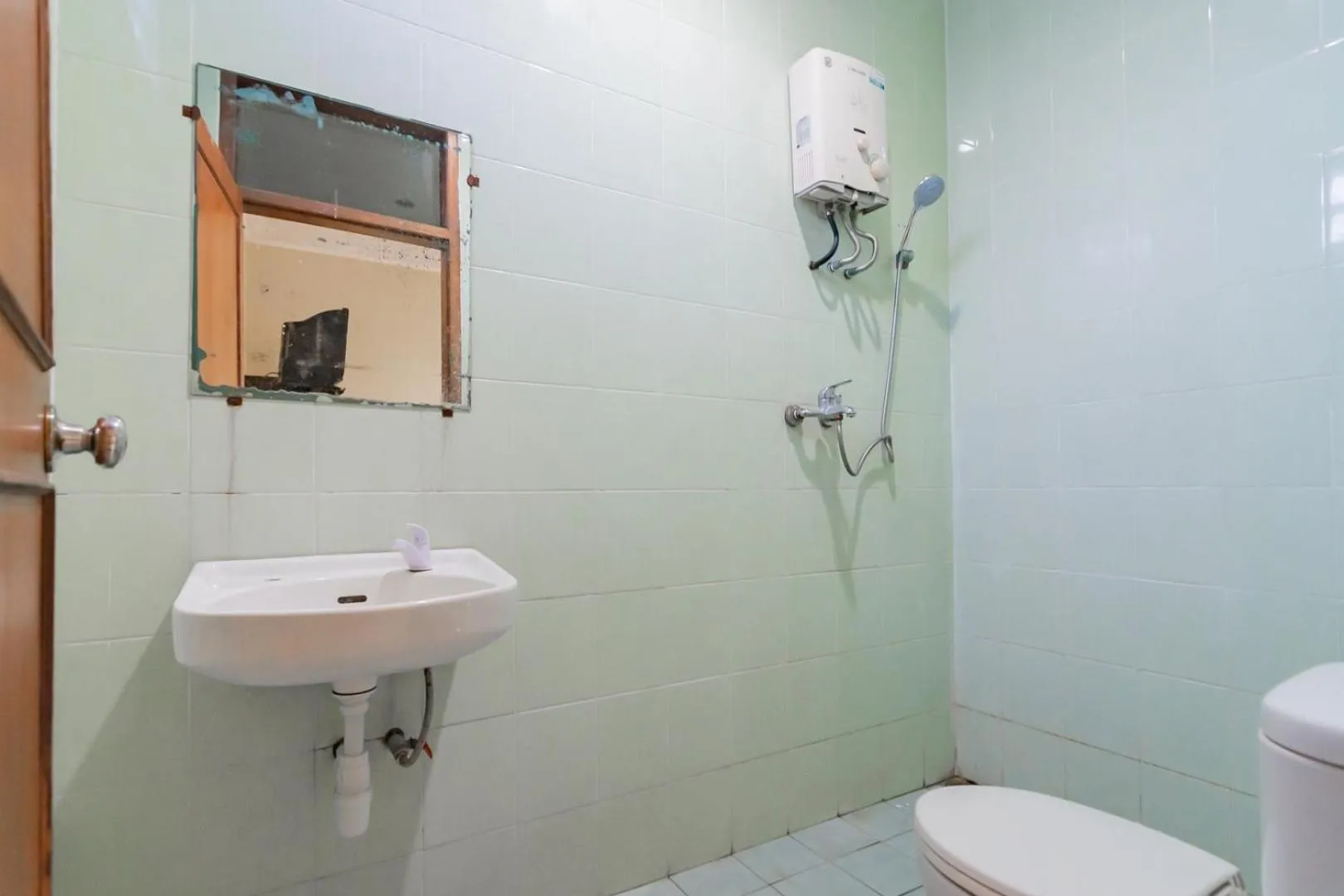 Bathroom in Hotel Markoni Pamanukan Mitra RedDoorz