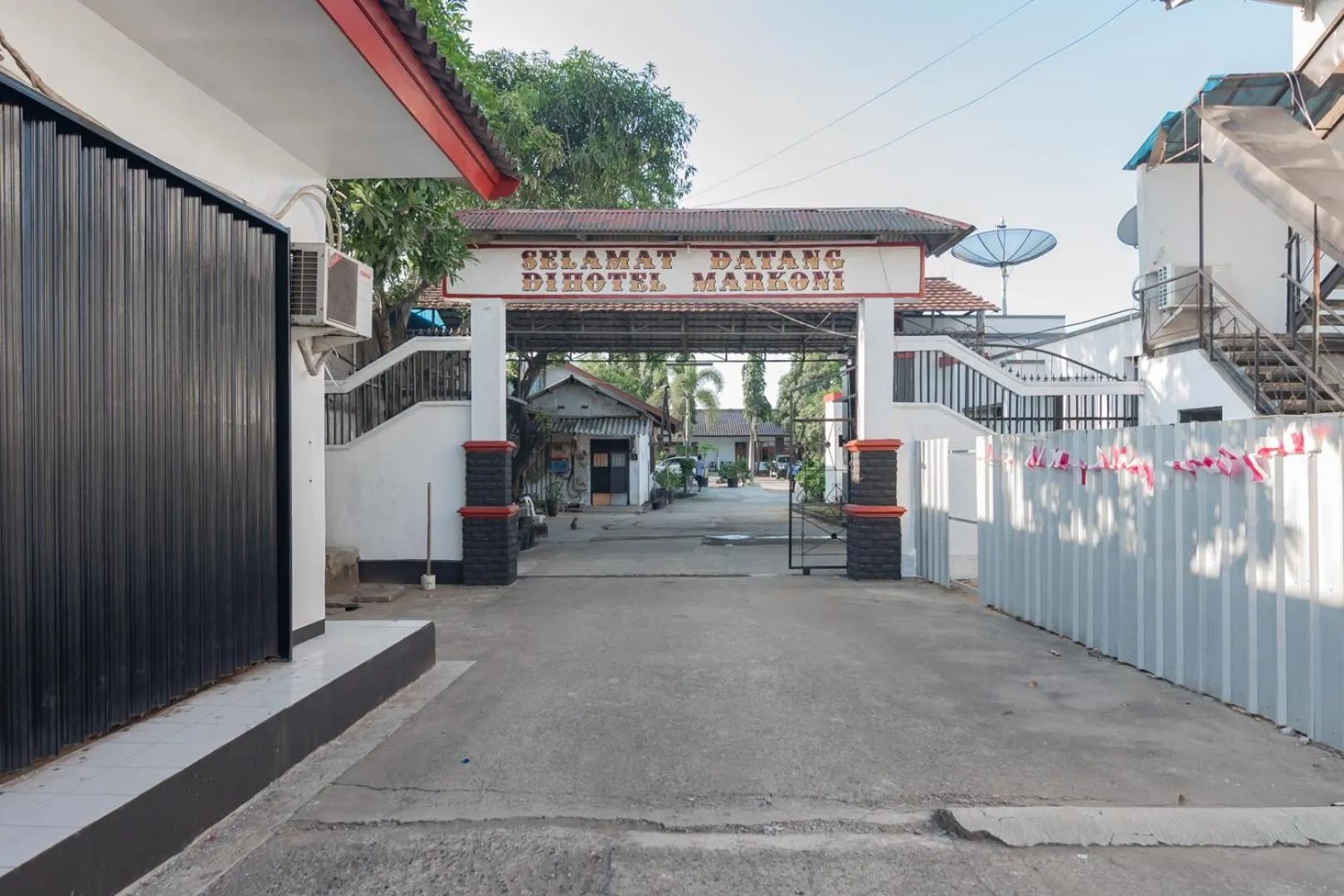 Facade/entrance in Hotel Markoni Pamanukan Mitra RedDoorz