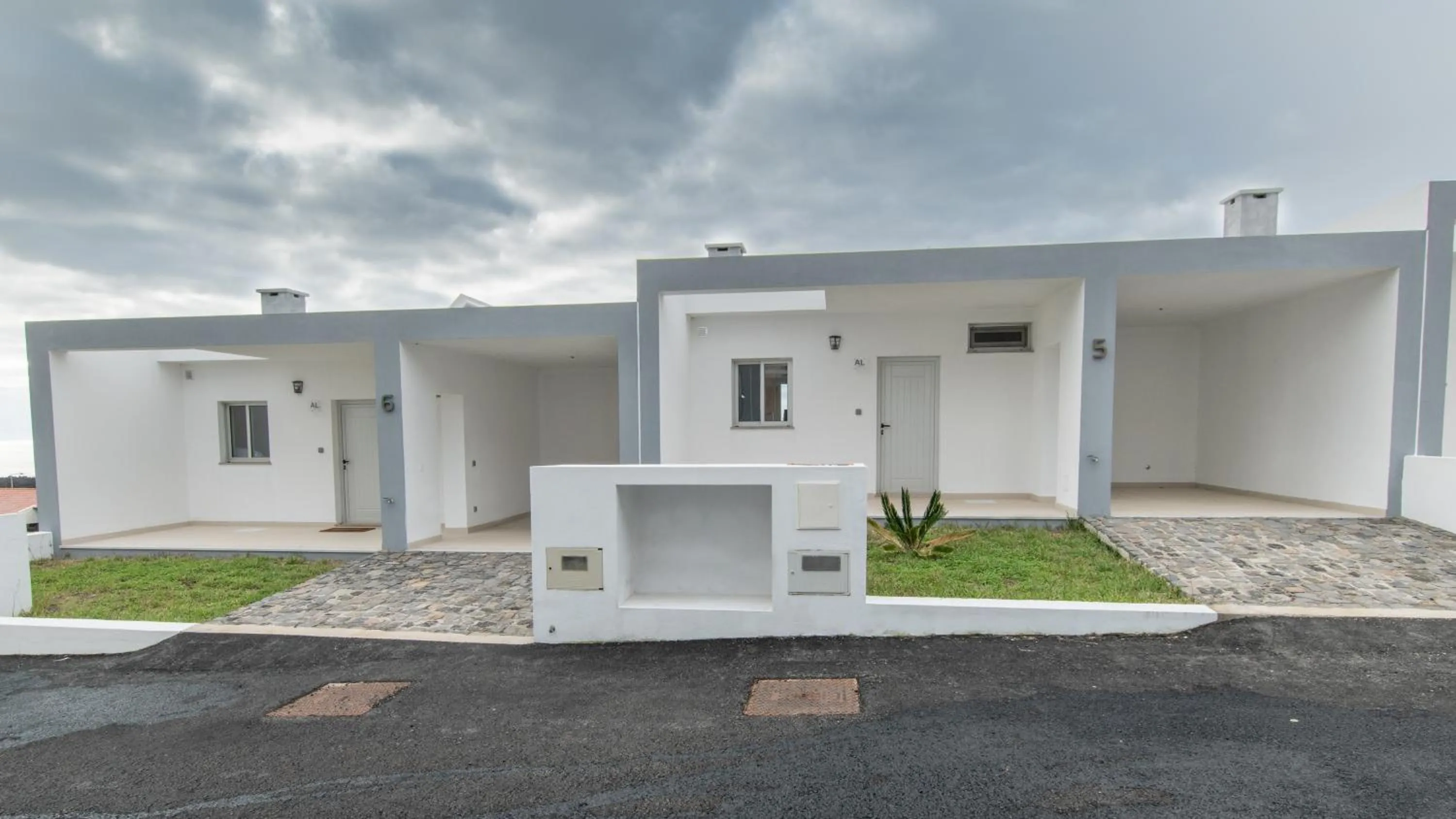Property building in Villas do Mar