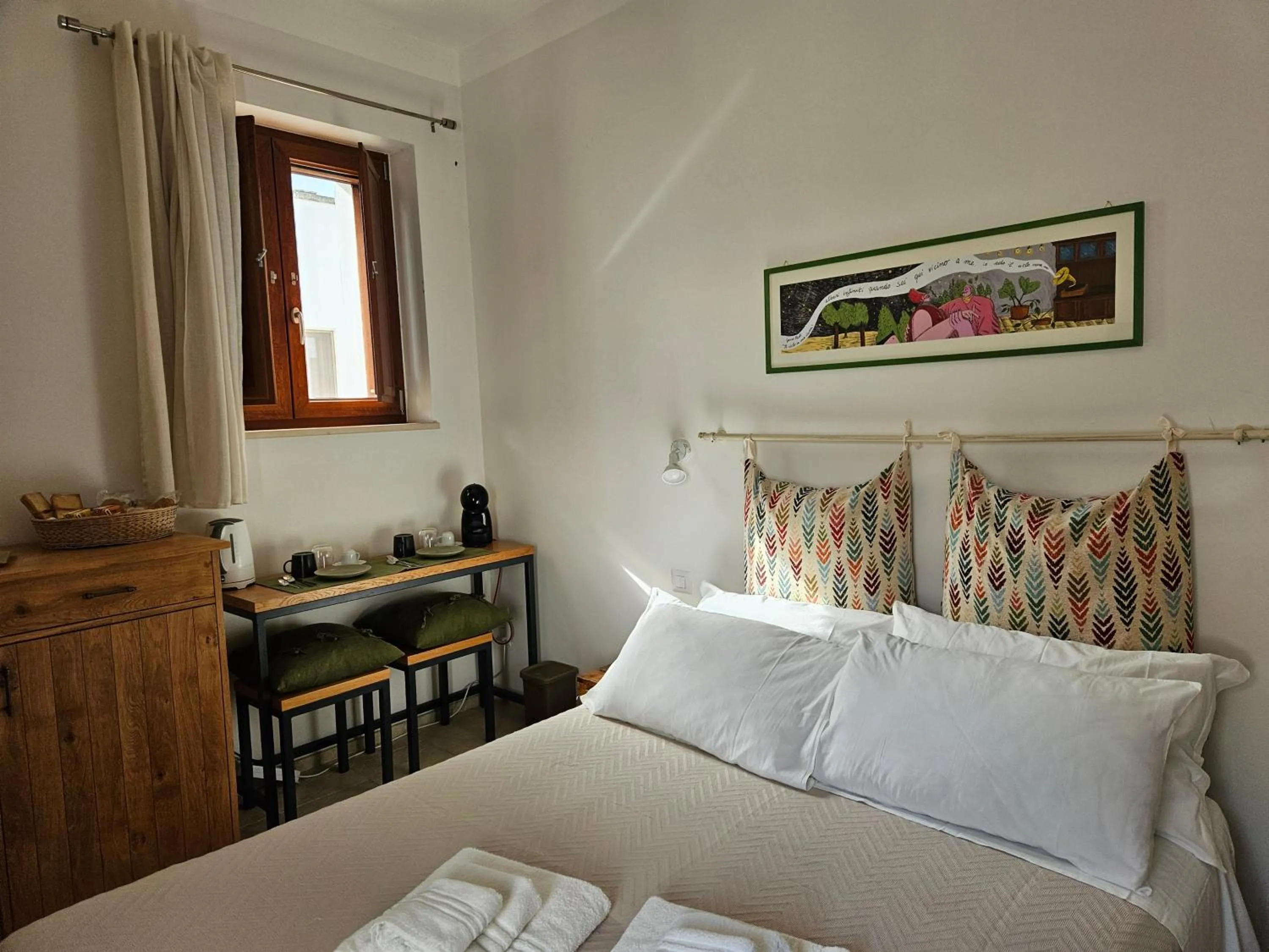 Photo of the whole room, Bed in Mamapulia Home