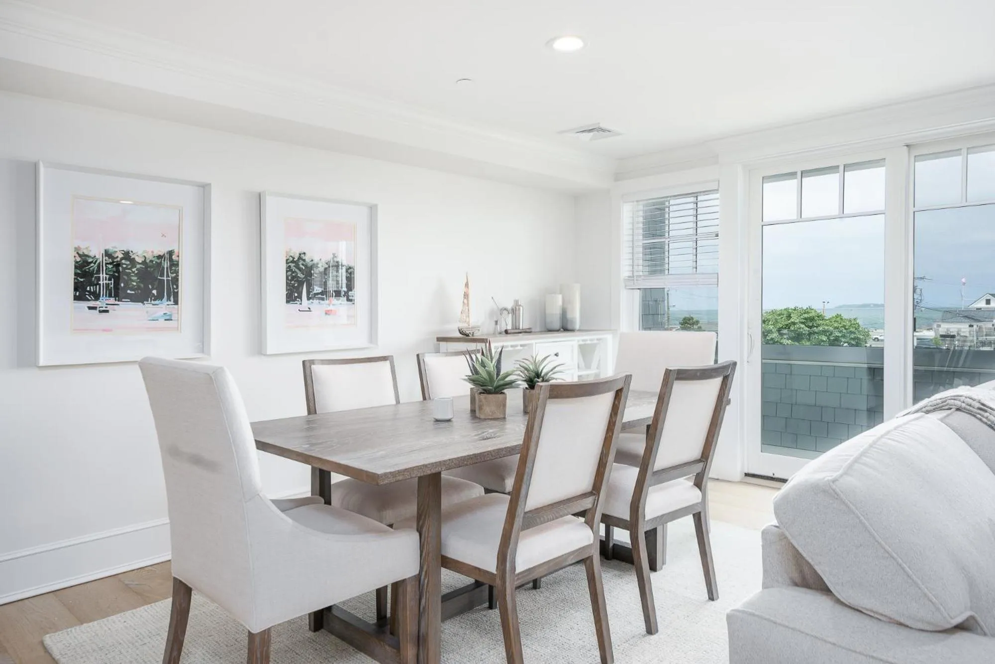 Dining area in Thomas Sea Suites at Harbourtown