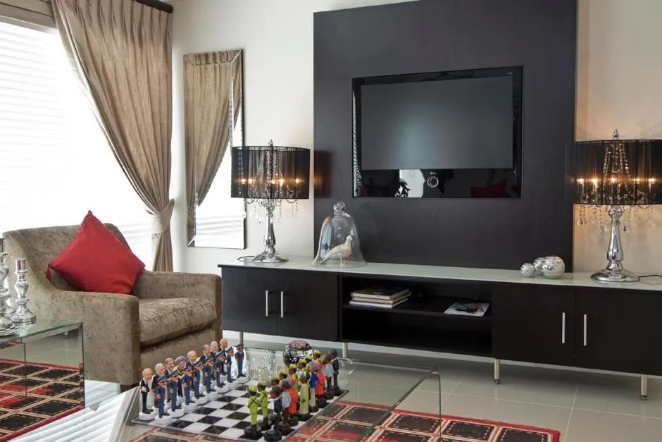 Communal lounge/ TV room in Forest Manor Boutique Guesthouse