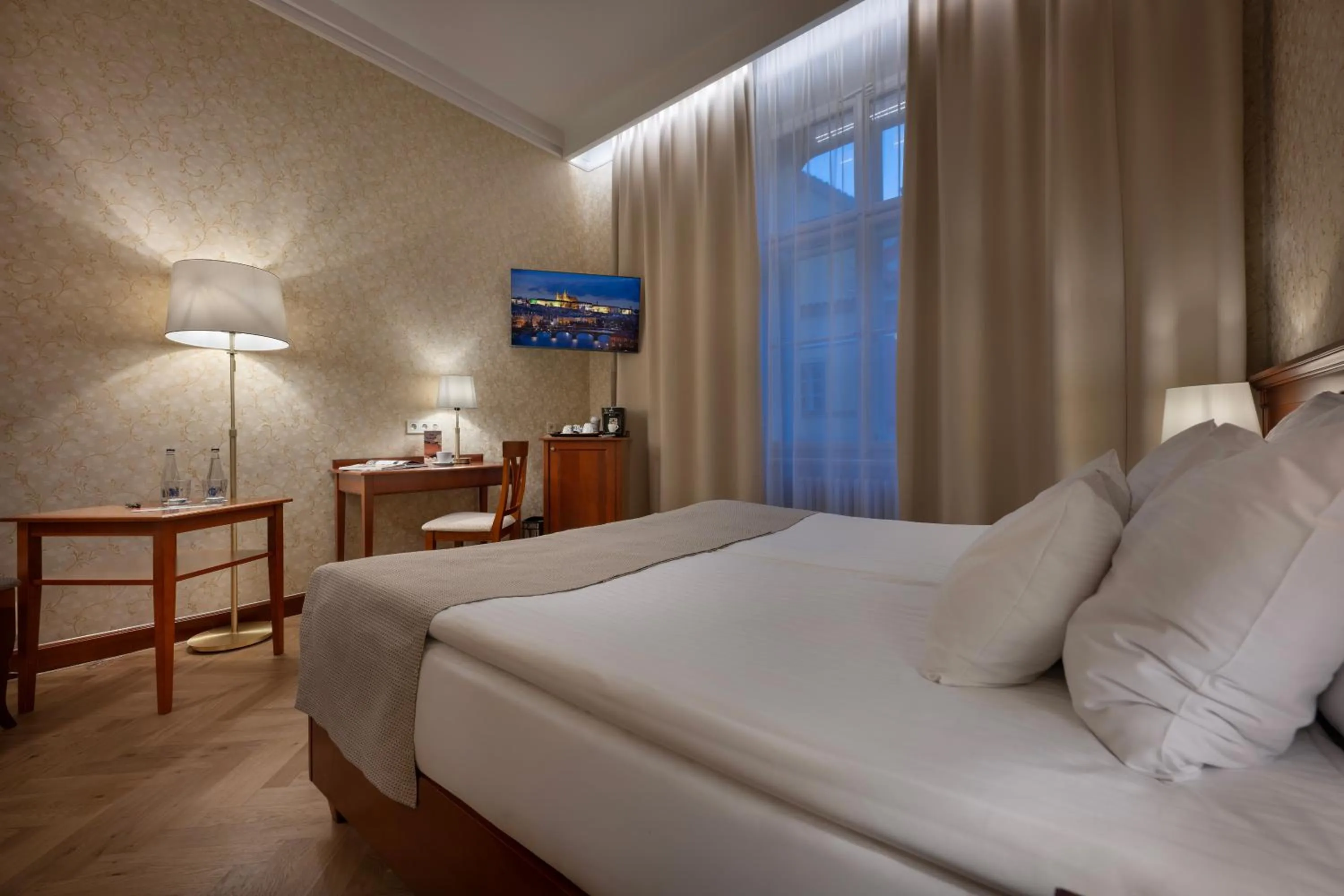 Property building, Bed in Hotel Rott