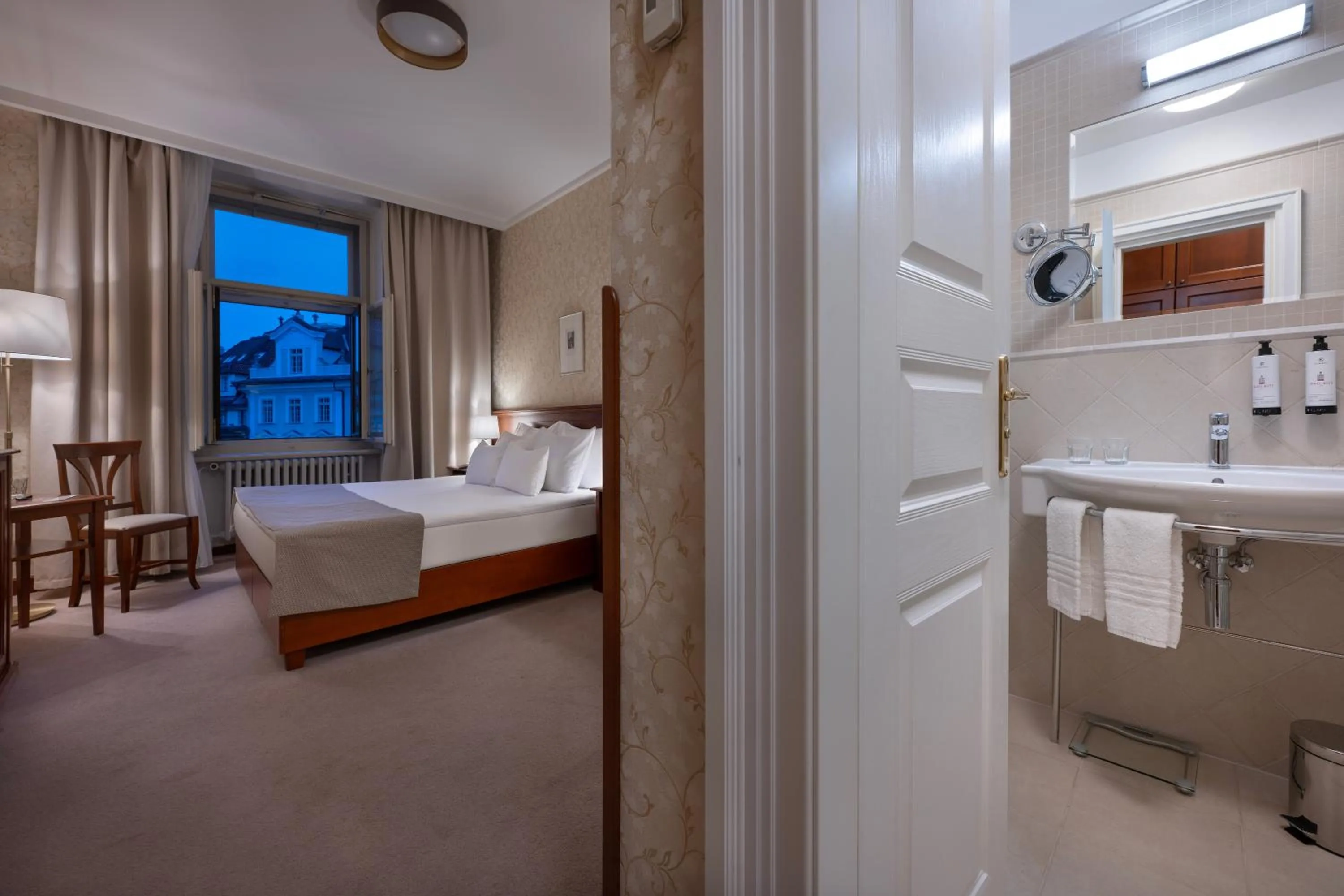 Property building, Bed in Hotel Rott