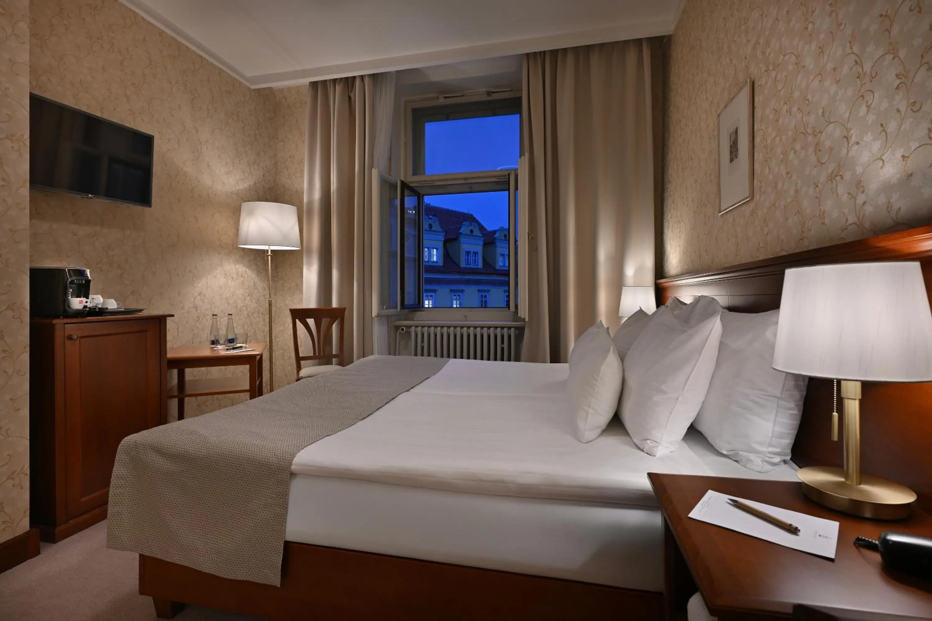 Property building, Bed in Hotel Rott