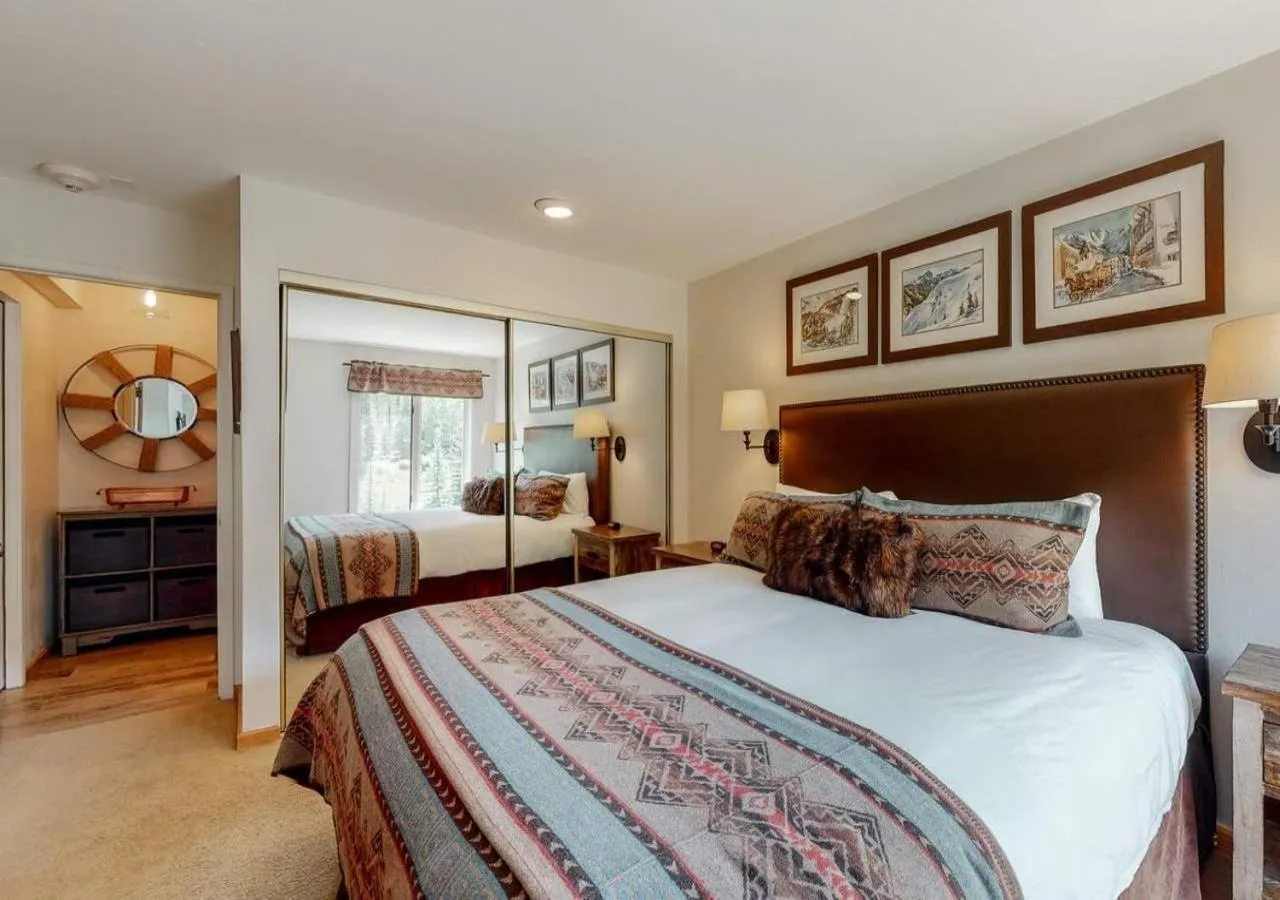 Photo of the whole room in Lion Square Lodge Condos by TO