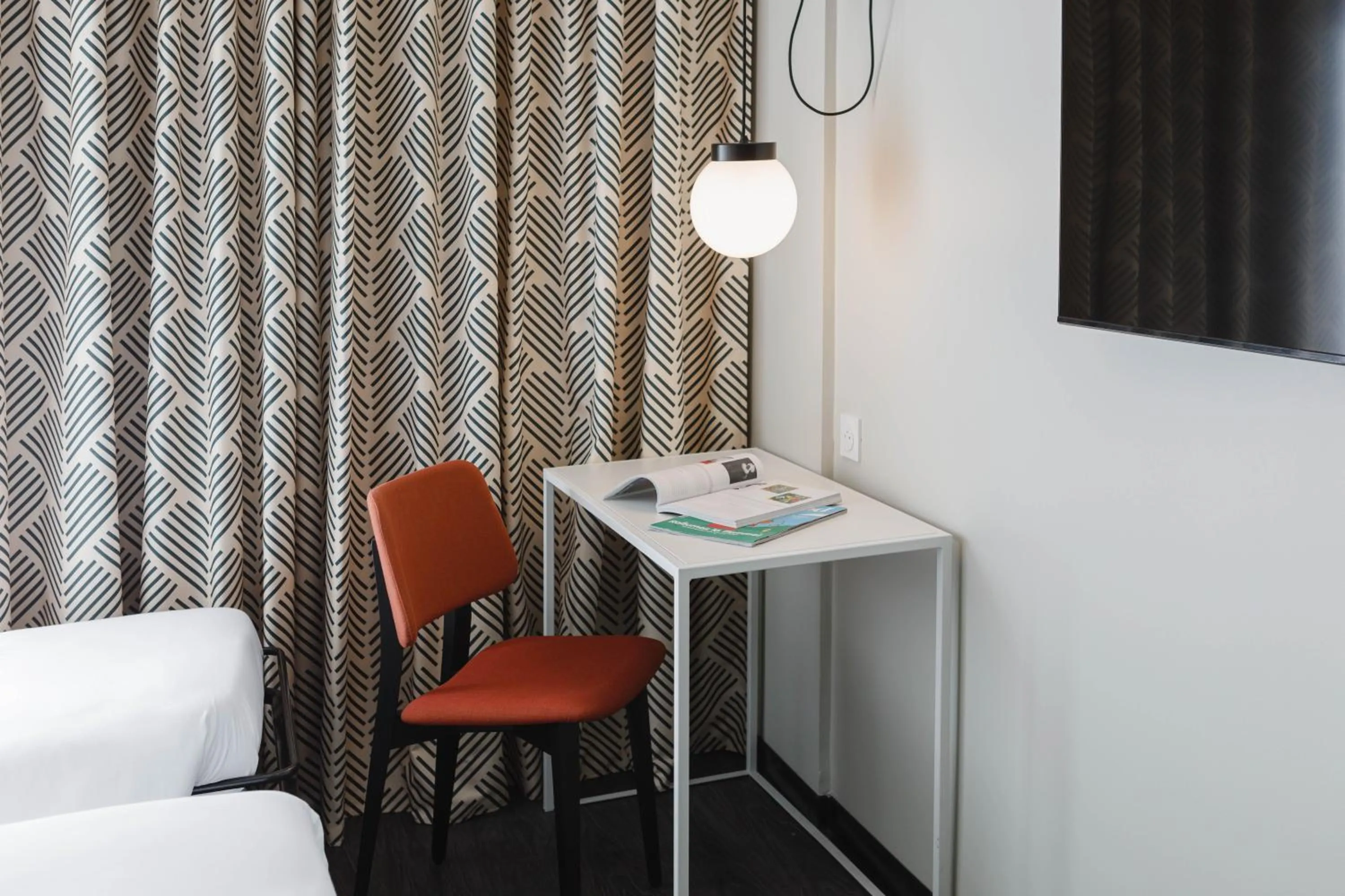 Photo of the whole room in ibis Lyon Est Meyzieu