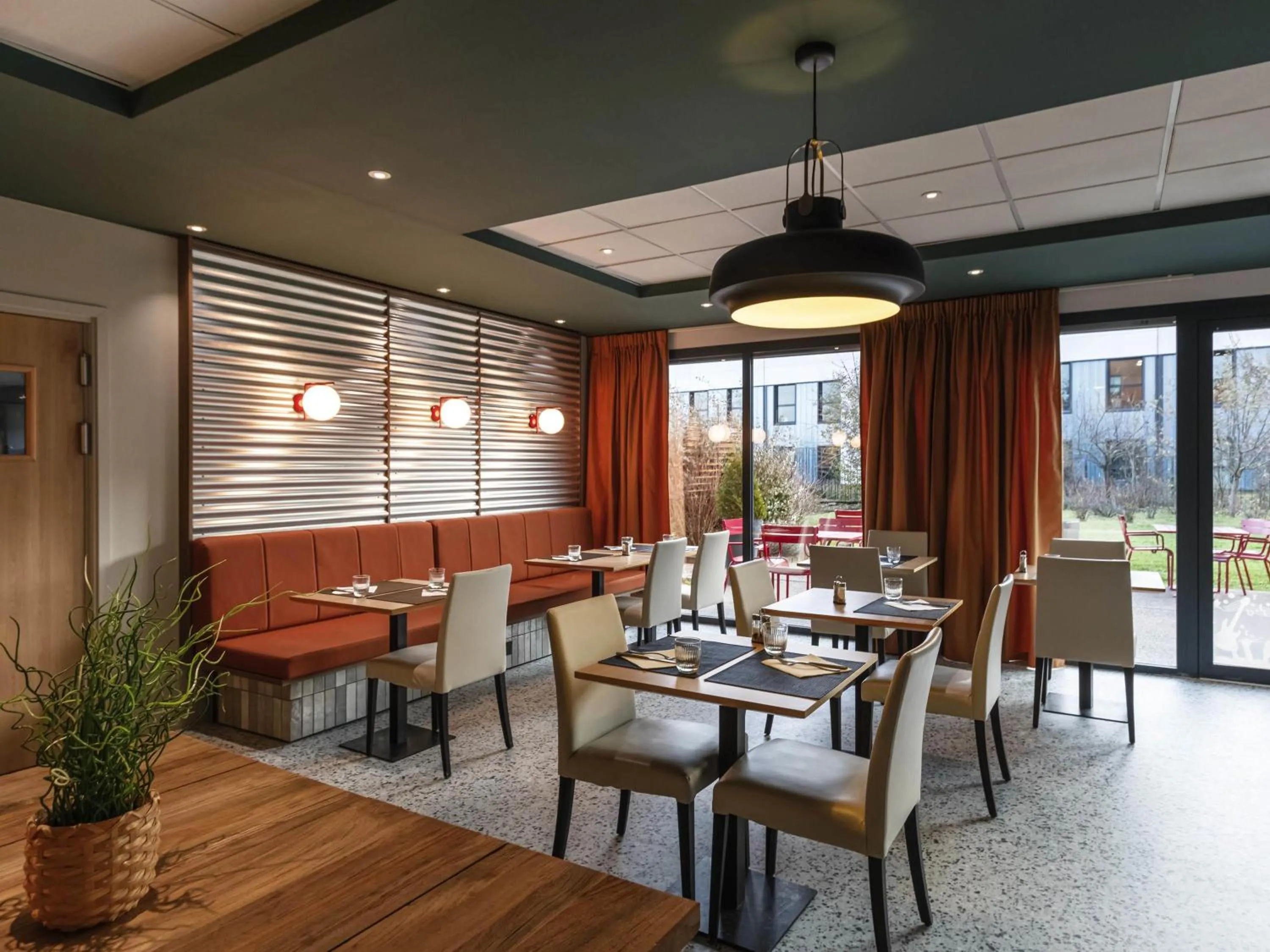 Restaurant/places to eat in ibis Lyon Est Meyzieu