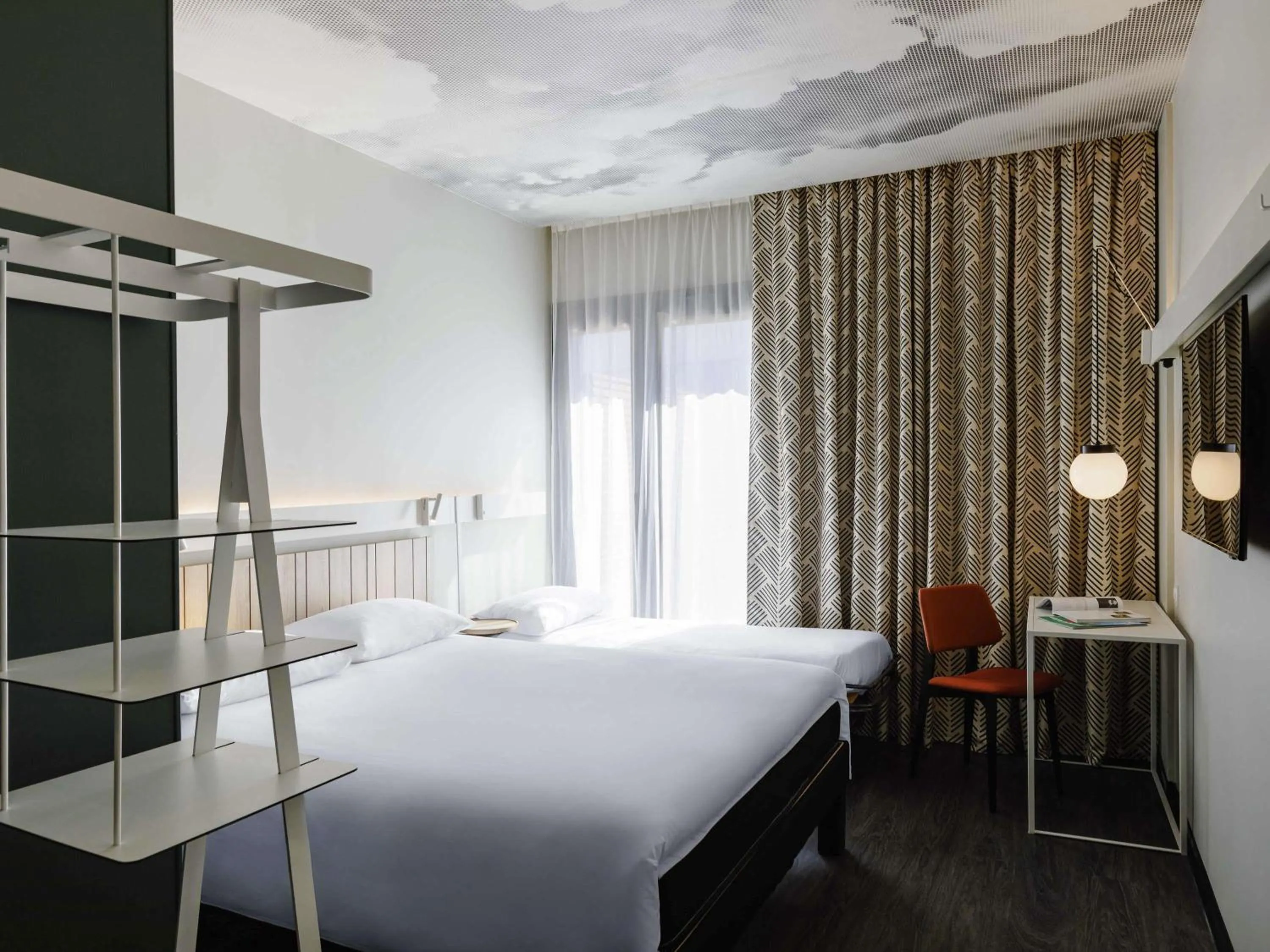 Property building, Bed in ibis Lyon Est Meyzieu