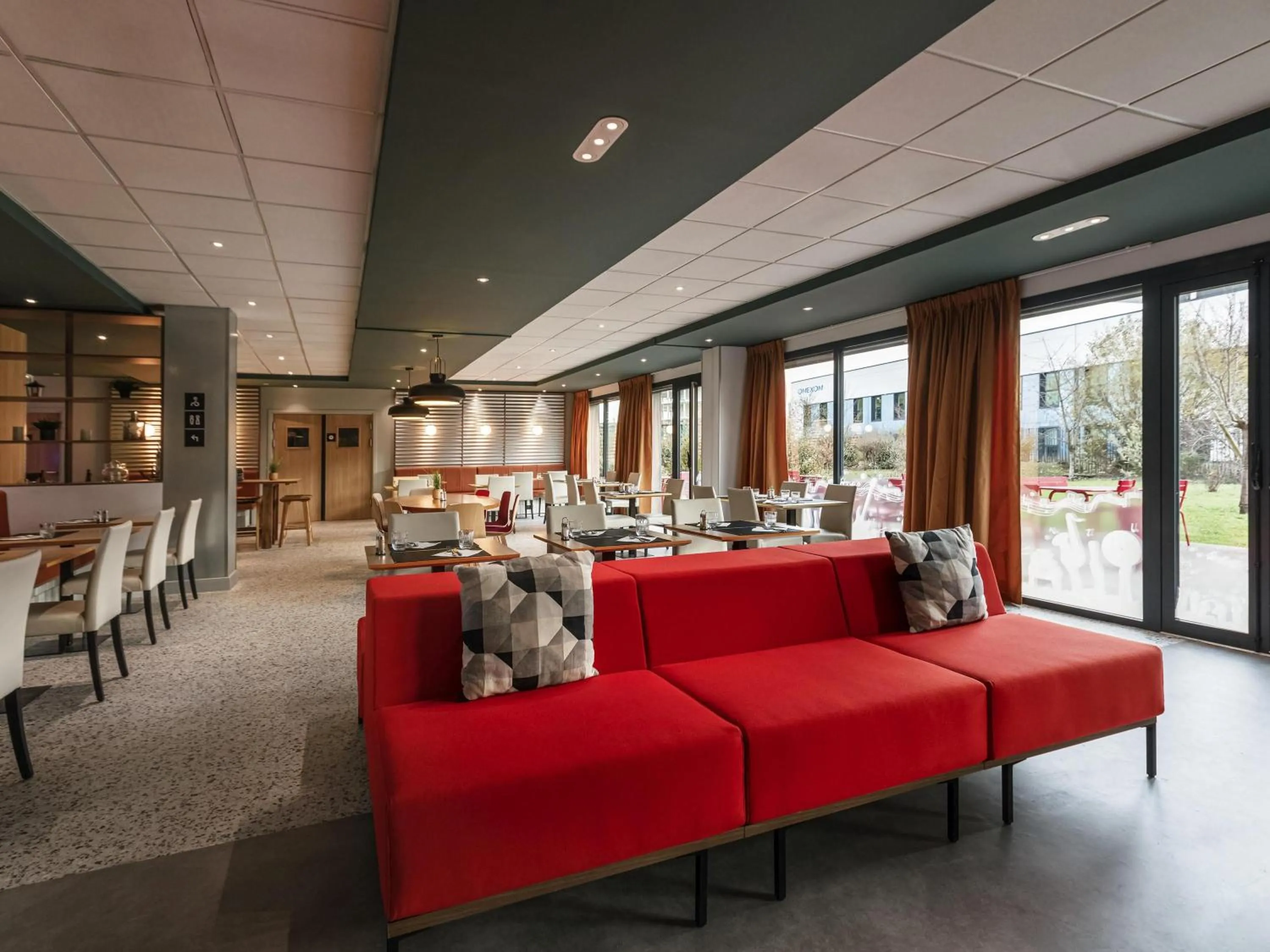 Lounge or bar in ibis Lyon Est Meyzieu