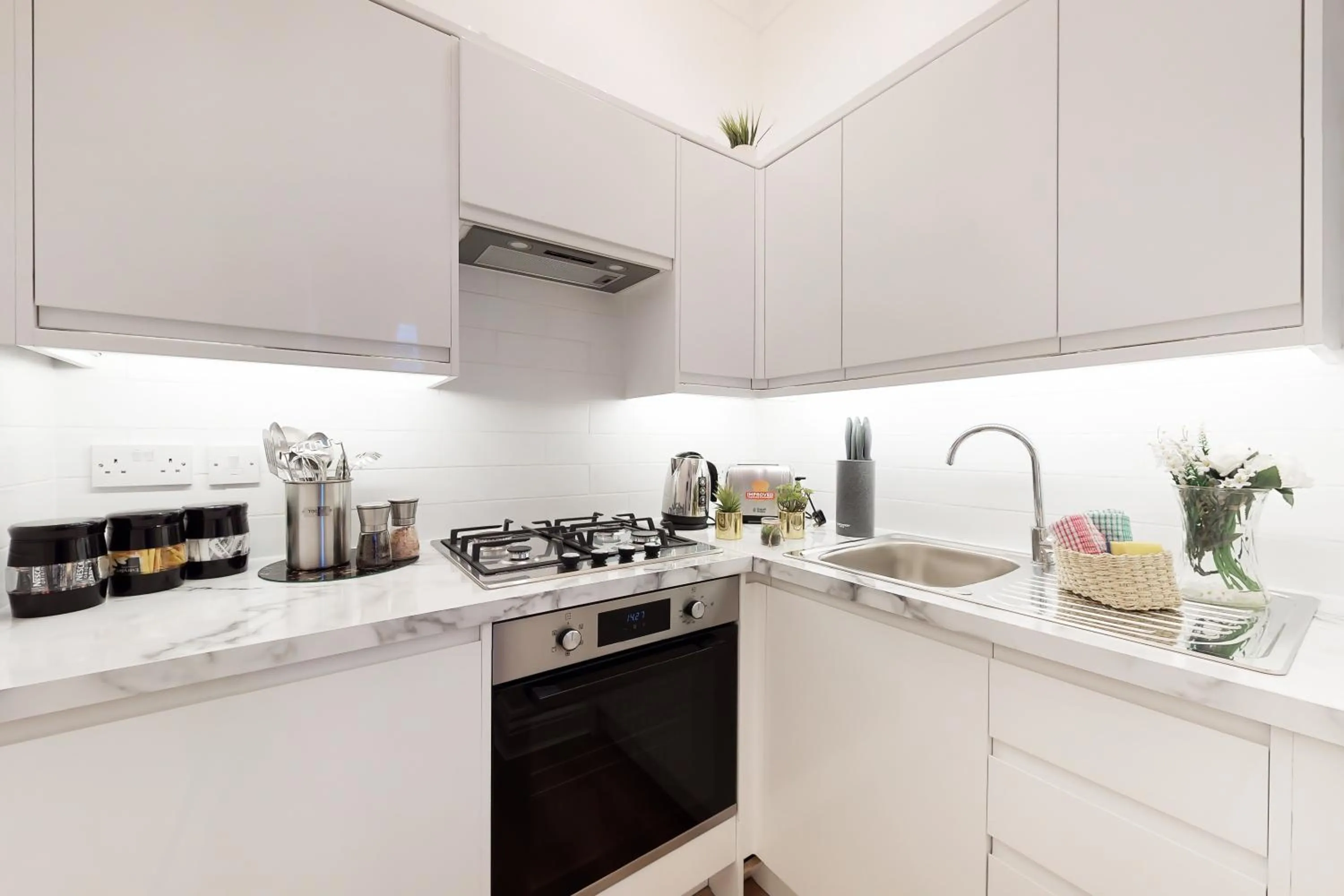 Kitchen or kitchenette in Park Lane Apartments Baker Street