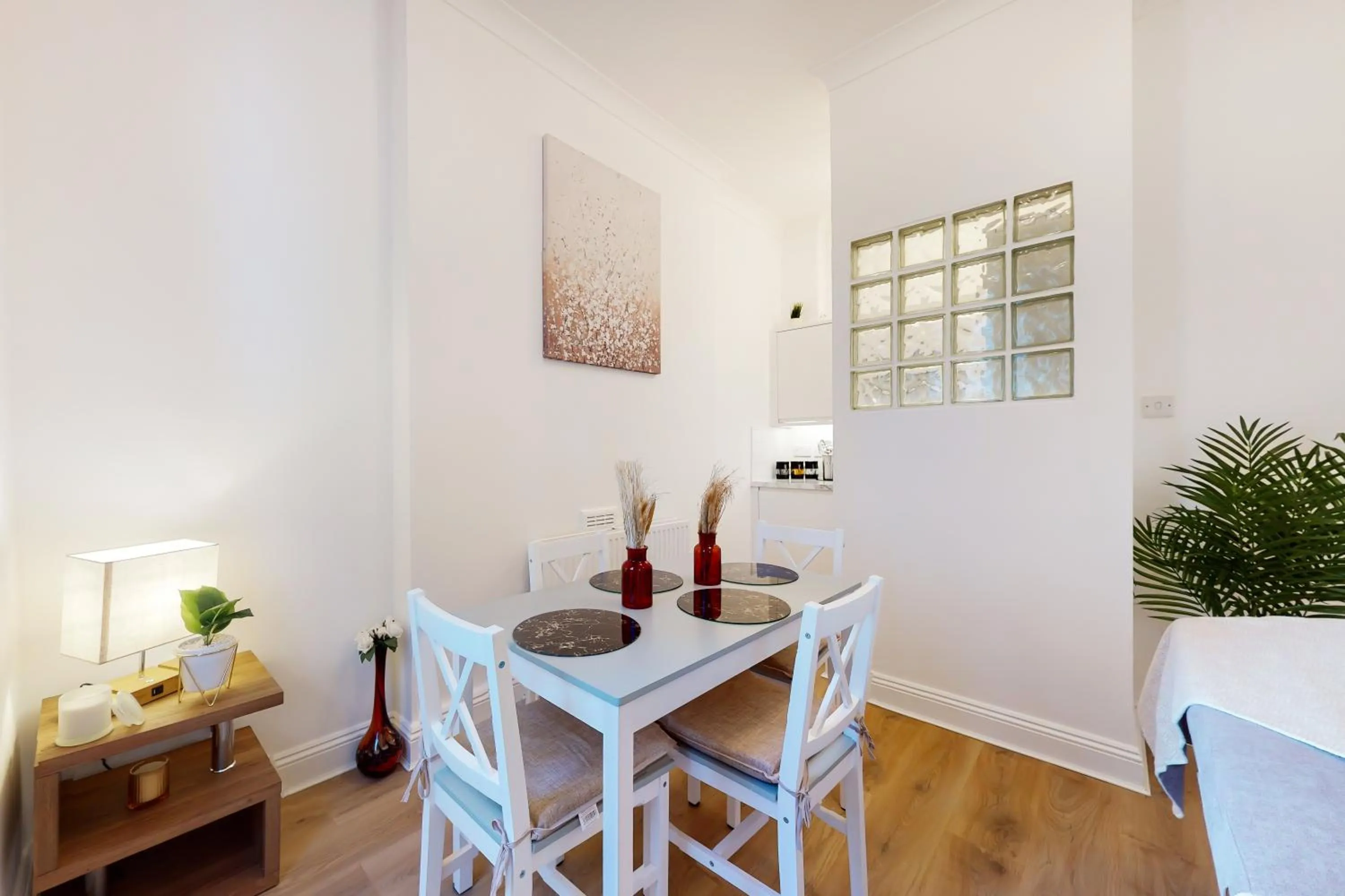 Dining area in Park Lane Apartments Baker Street