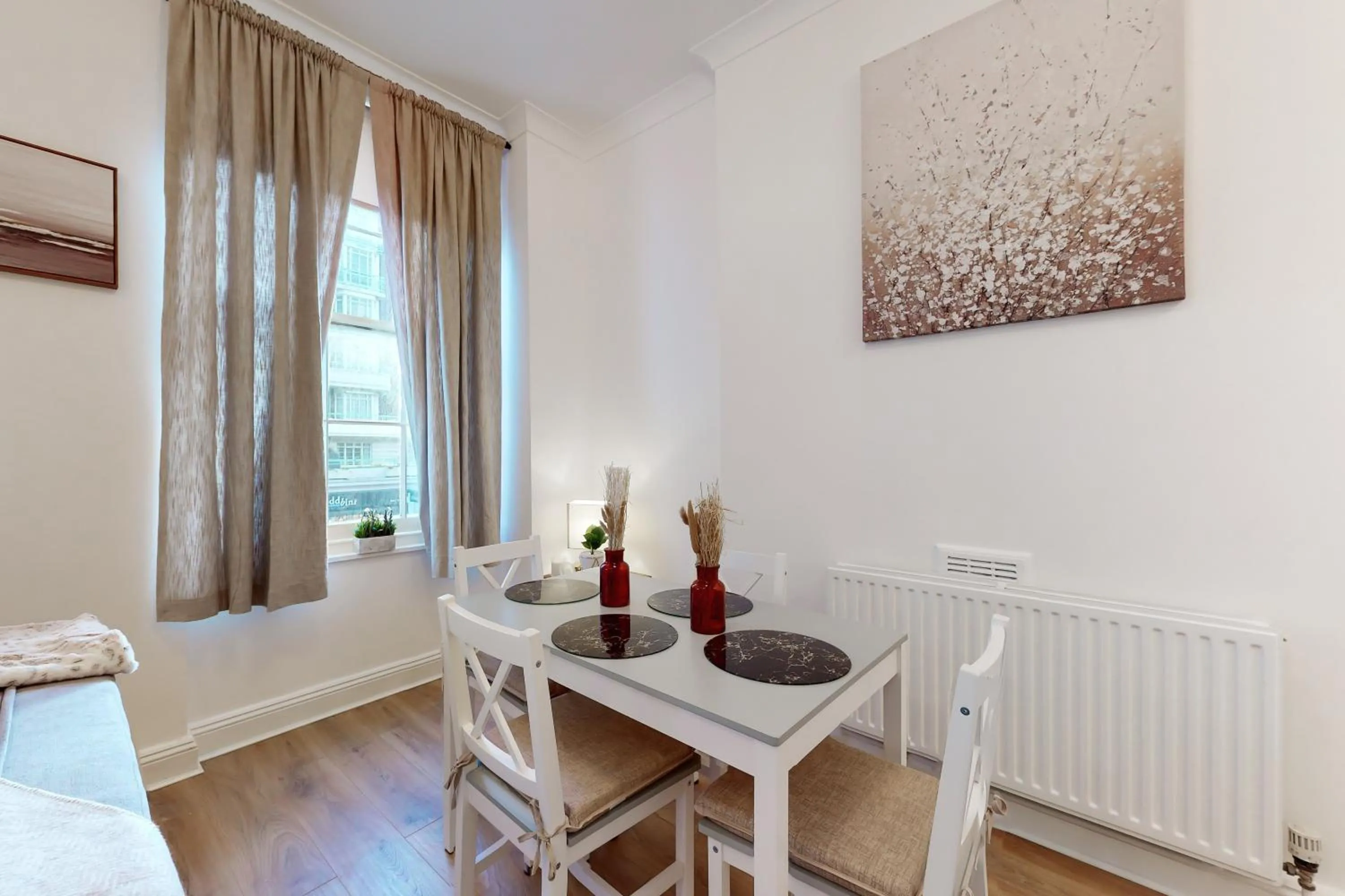 Dining area in Park Lane Apartments Baker Street
