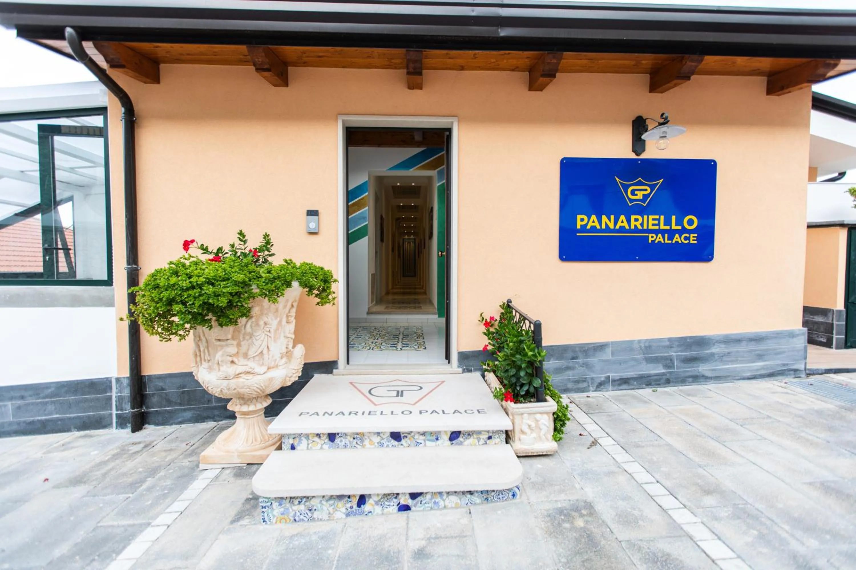Facade/entrance in Panariello Palace