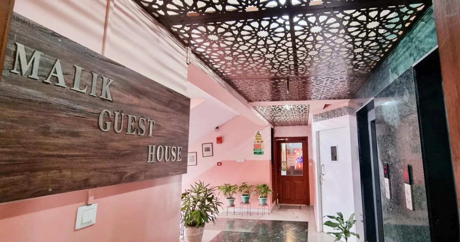 Facade/entrance in Malik Guest House