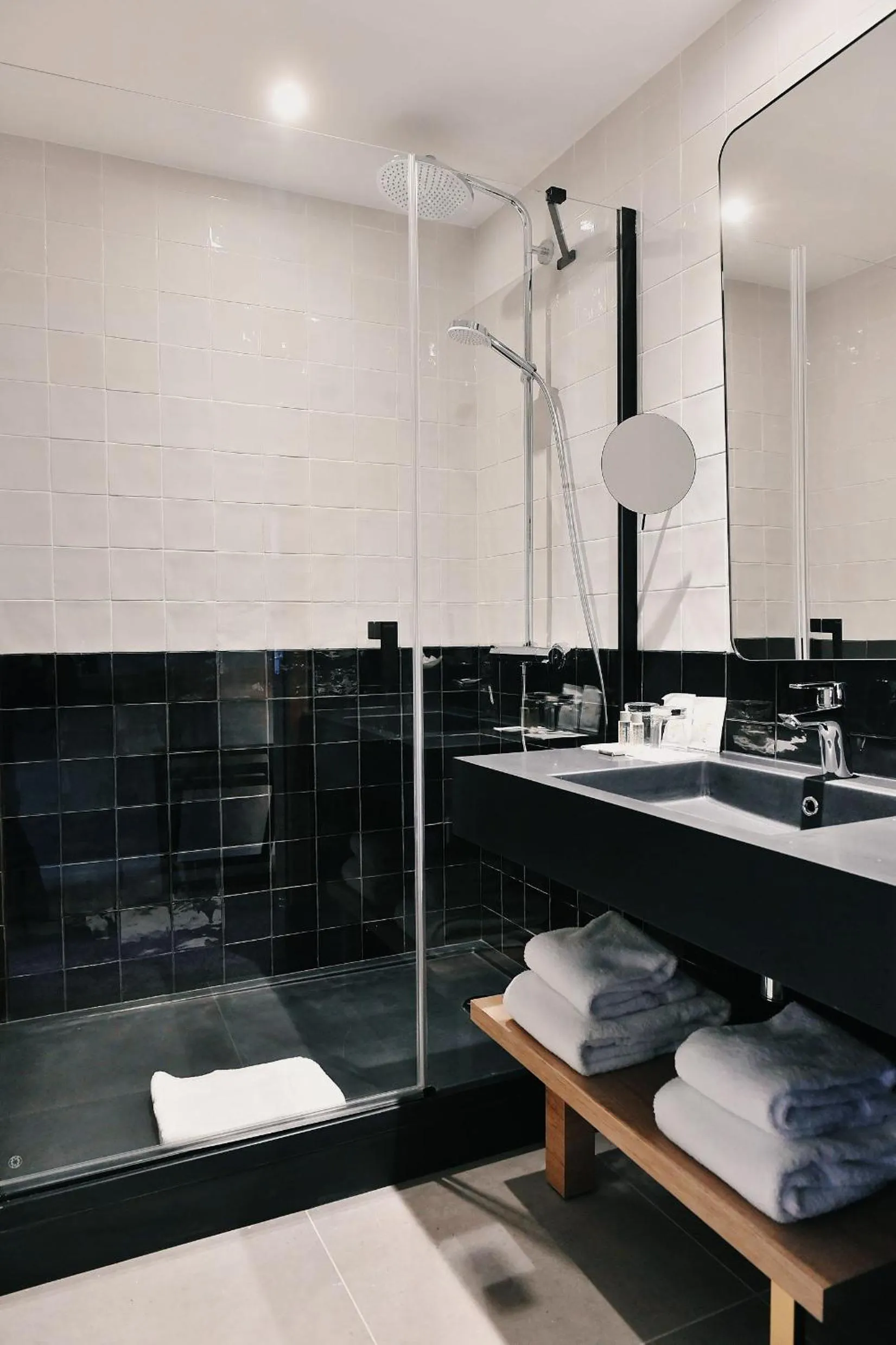 Shower in Golden Tulip Reims Bezannes