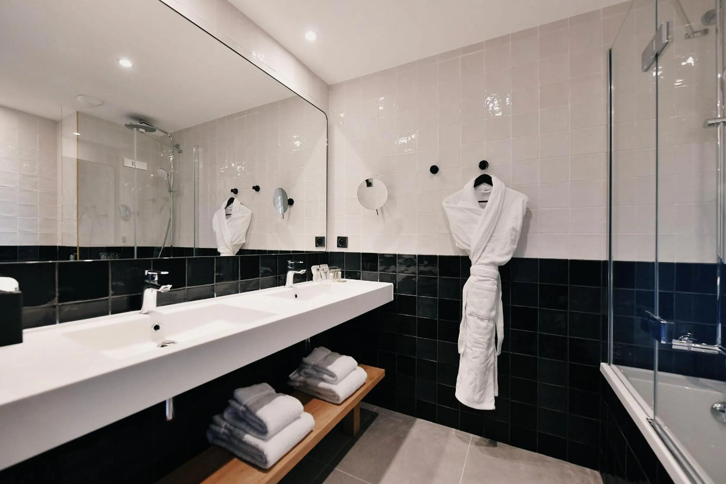 Bathroom in Golden Tulip Reims Bezannes