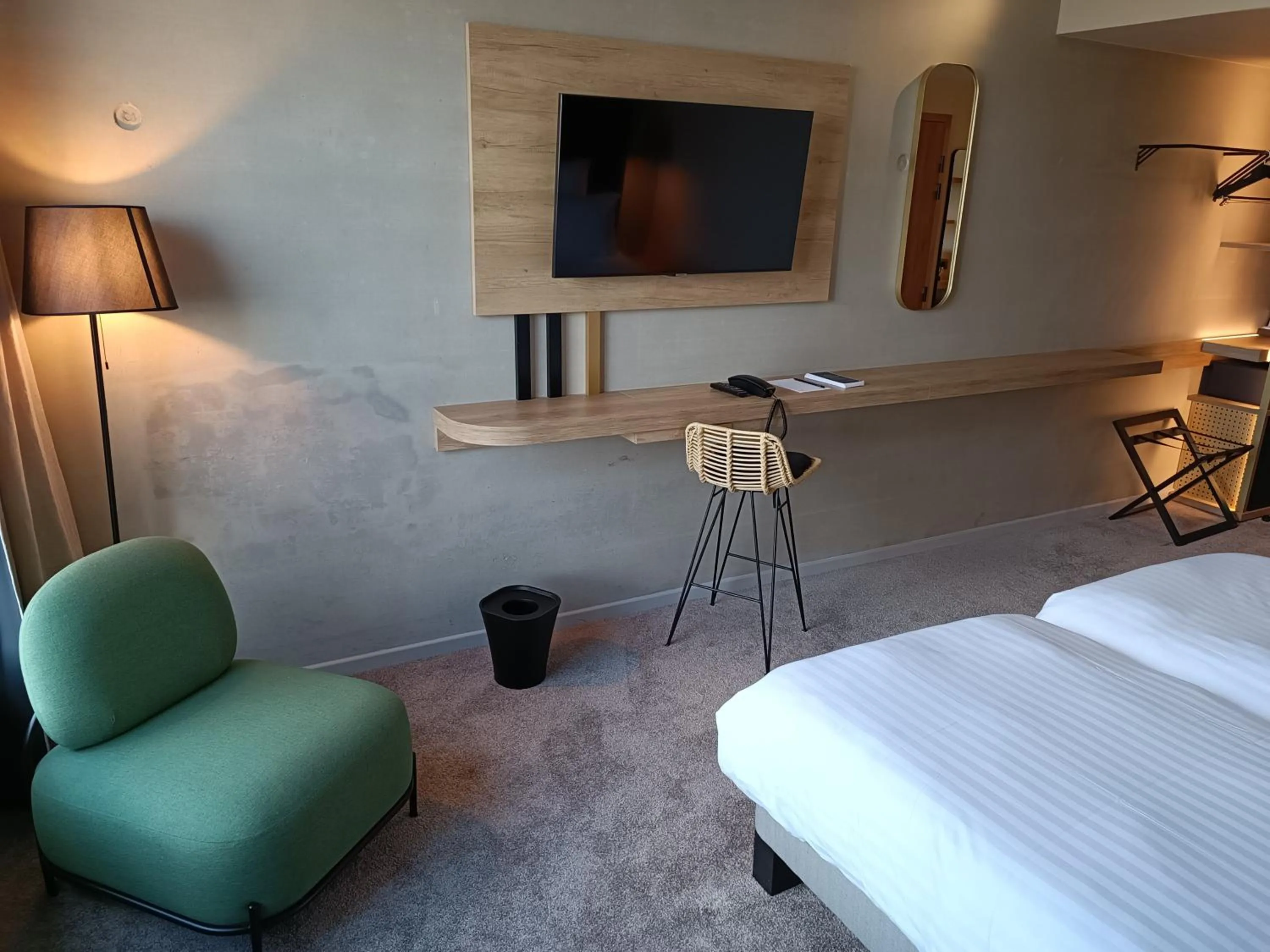 Seating area, Bed in Golden Tulip Reims Bezannes