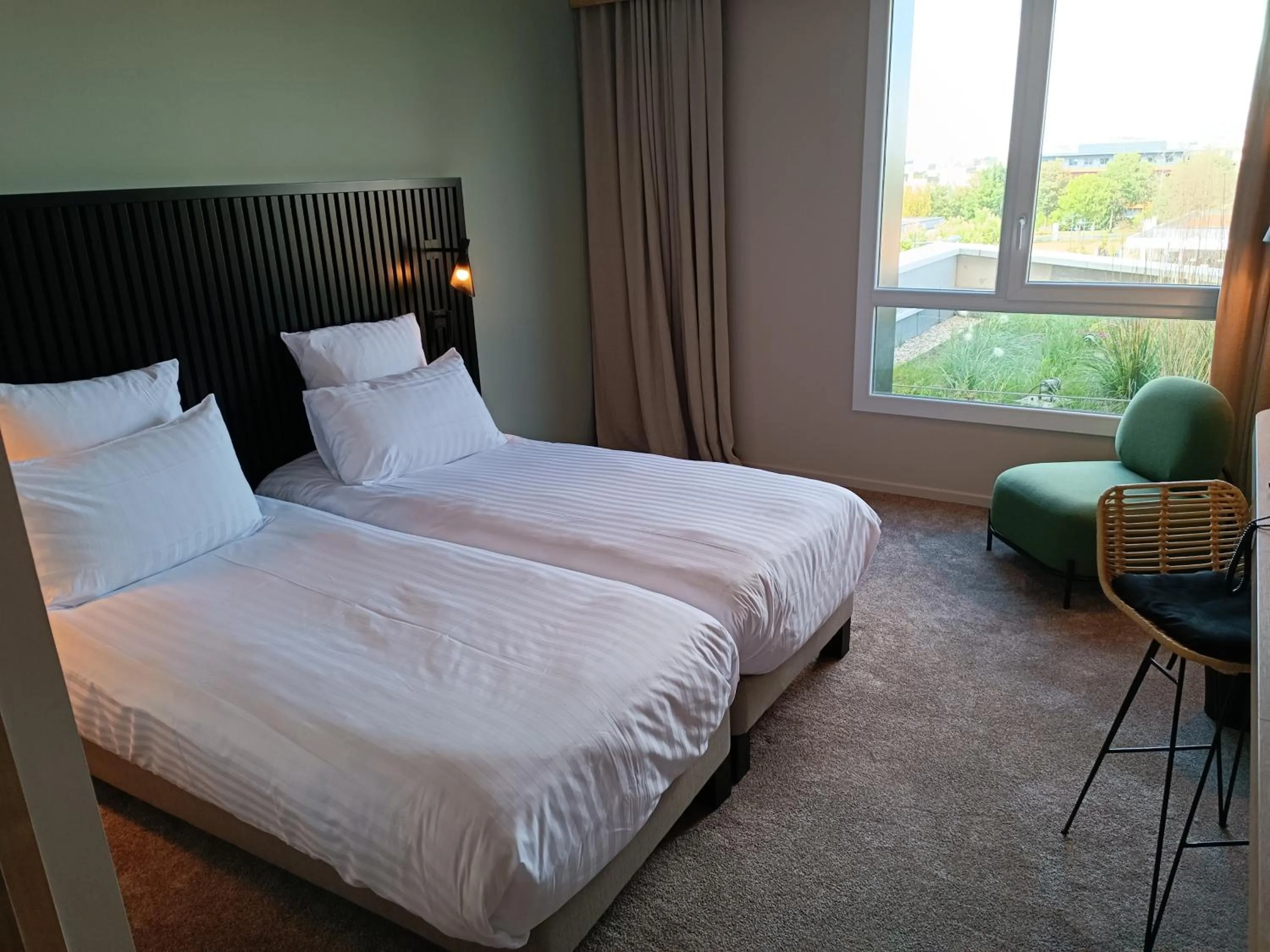 Bed in Golden Tulip Reims Bezannes