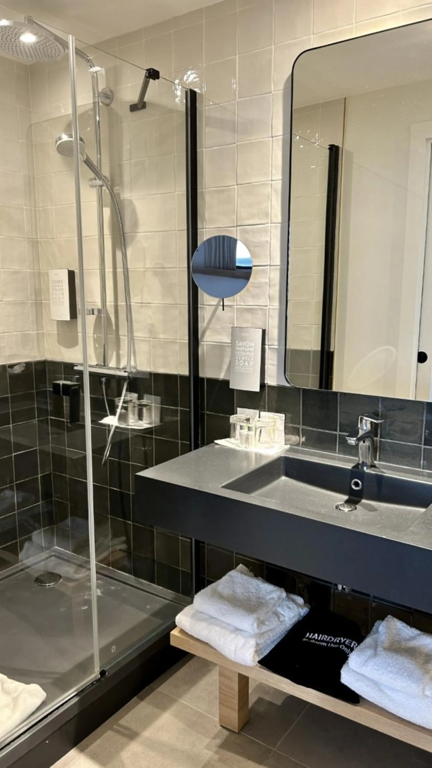 Shower in Golden Tulip Reims Bezannes