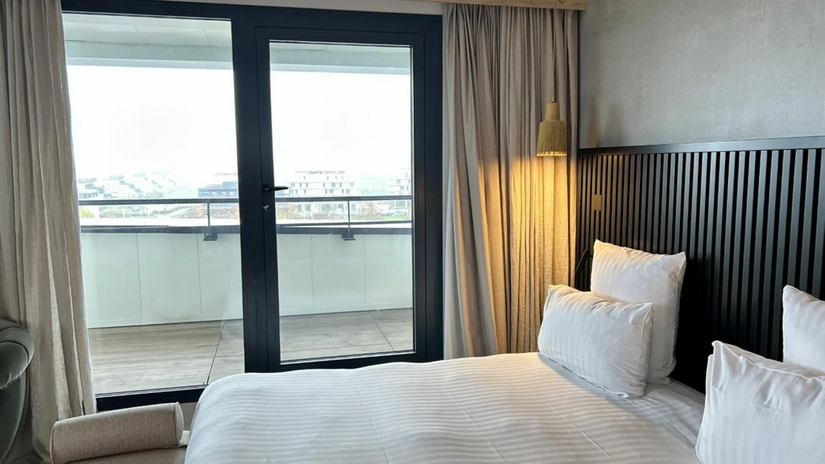 Bed in Golden Tulip Reims Bezannes