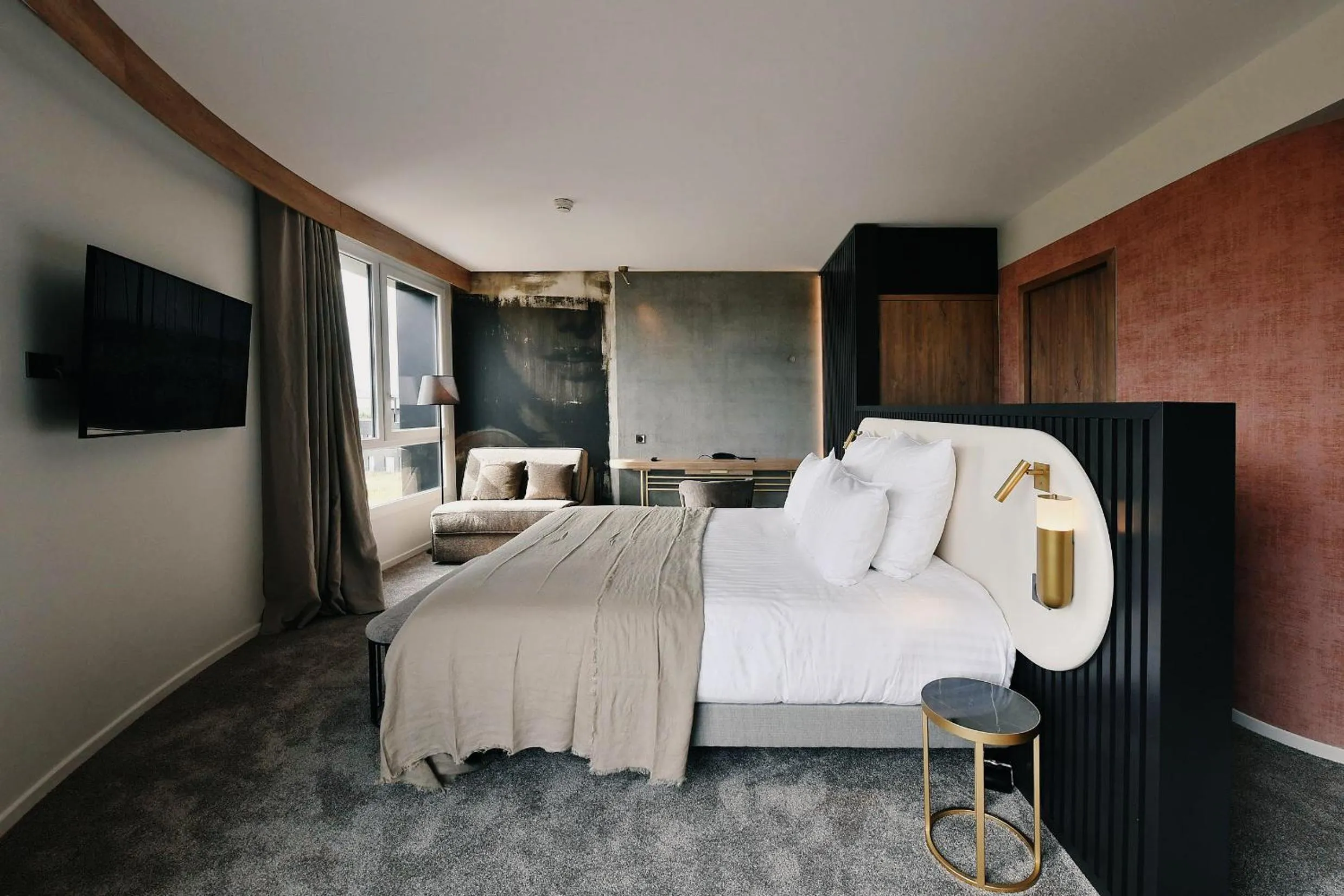 Photo of the whole room, Bed in Golden Tulip Reims Bezannes