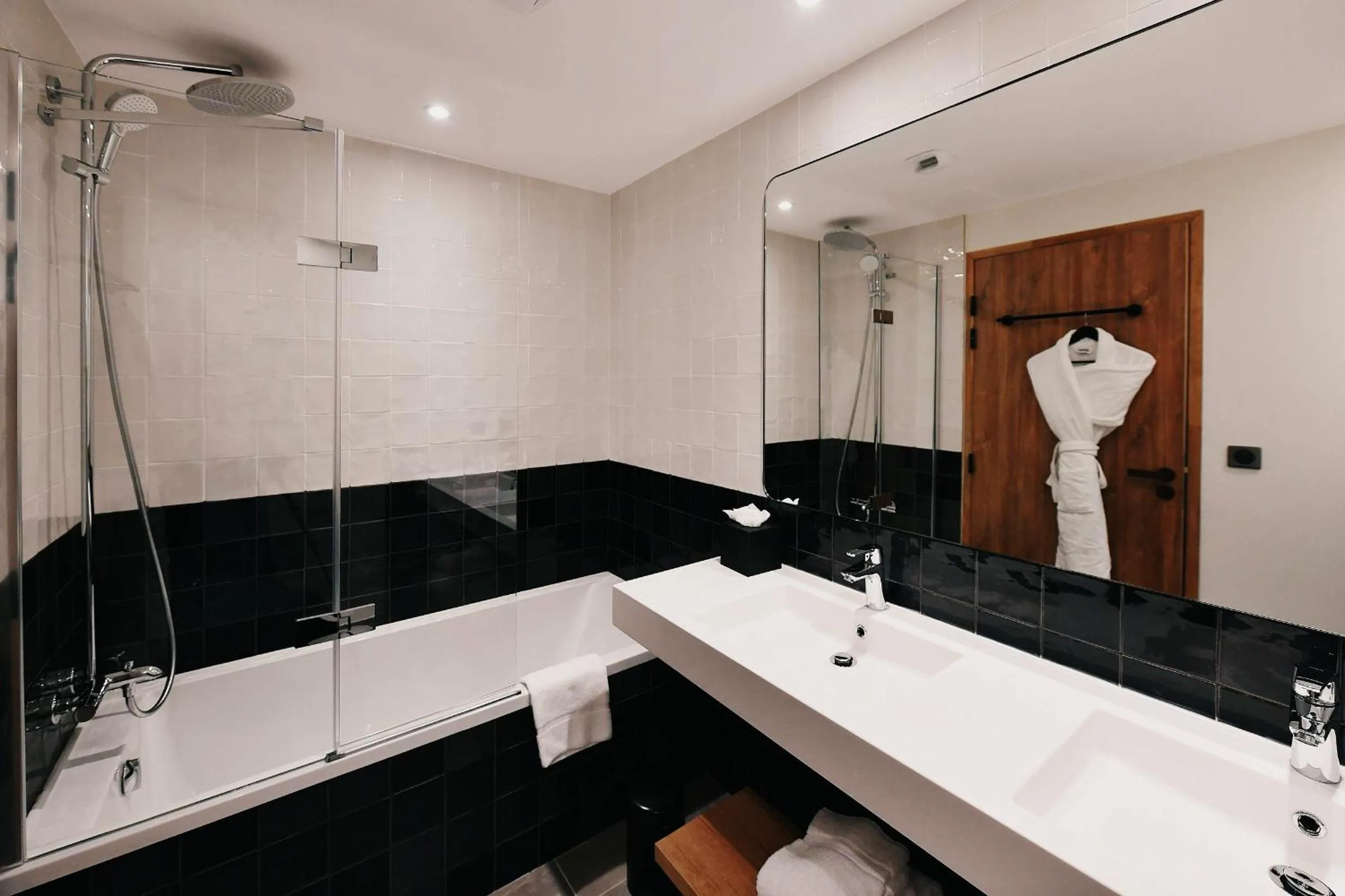 Bathroom in Golden Tulip Reims Bezannes