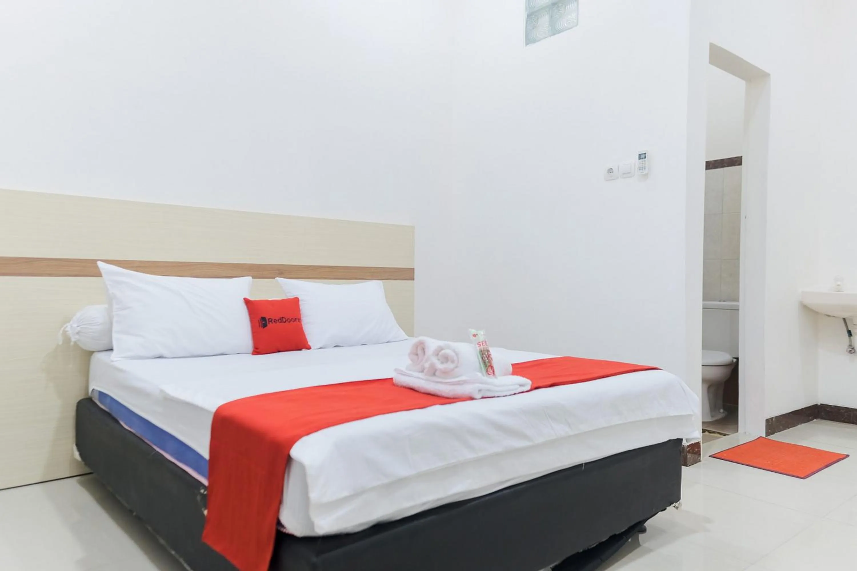Bedroom, Bed in RedDoorz Syariah @ Jalan Ir Haji Juanda Jambi