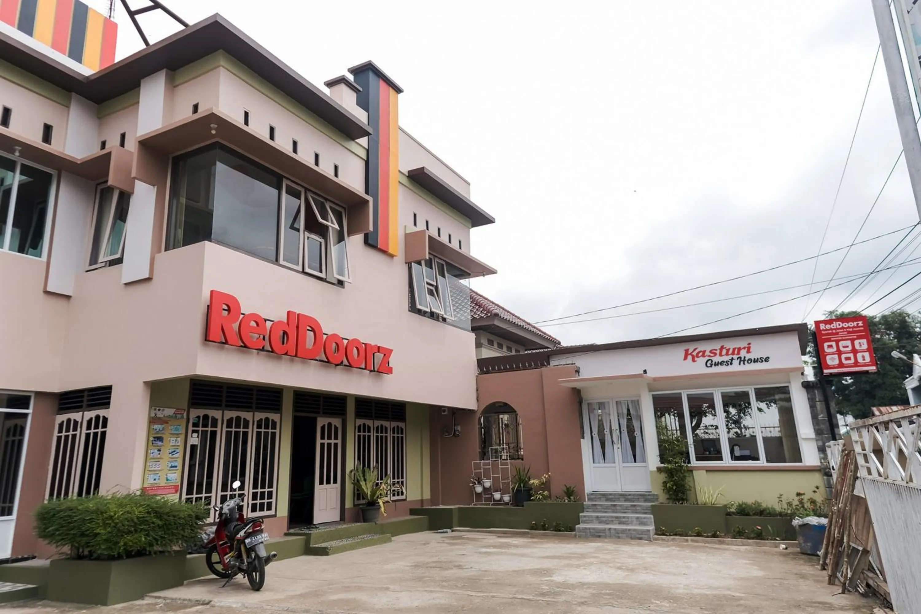 Facade/entrance in RedDoorz Syariah @ Jalan Ir Haji Juanda Jambi