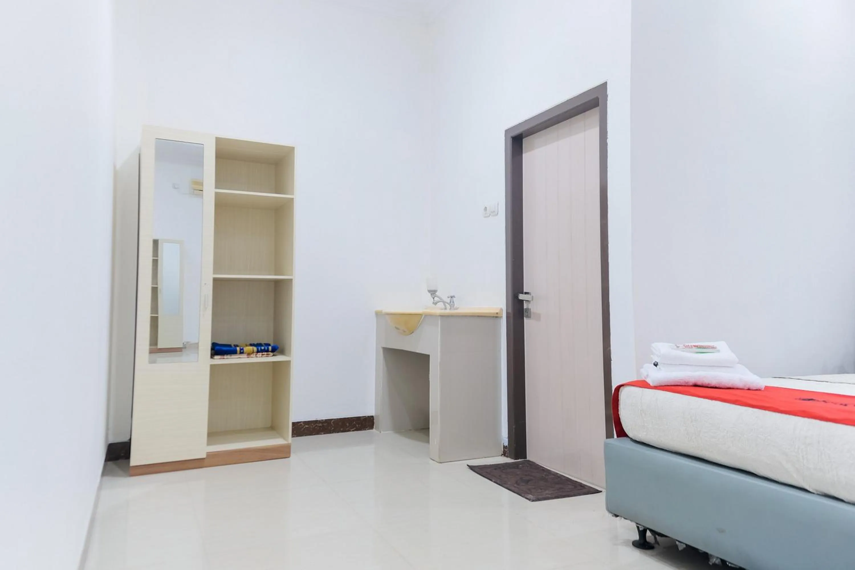 Bedroom, Bed in RedDoorz Syariah @ Jalan Ir Haji Juanda Jambi