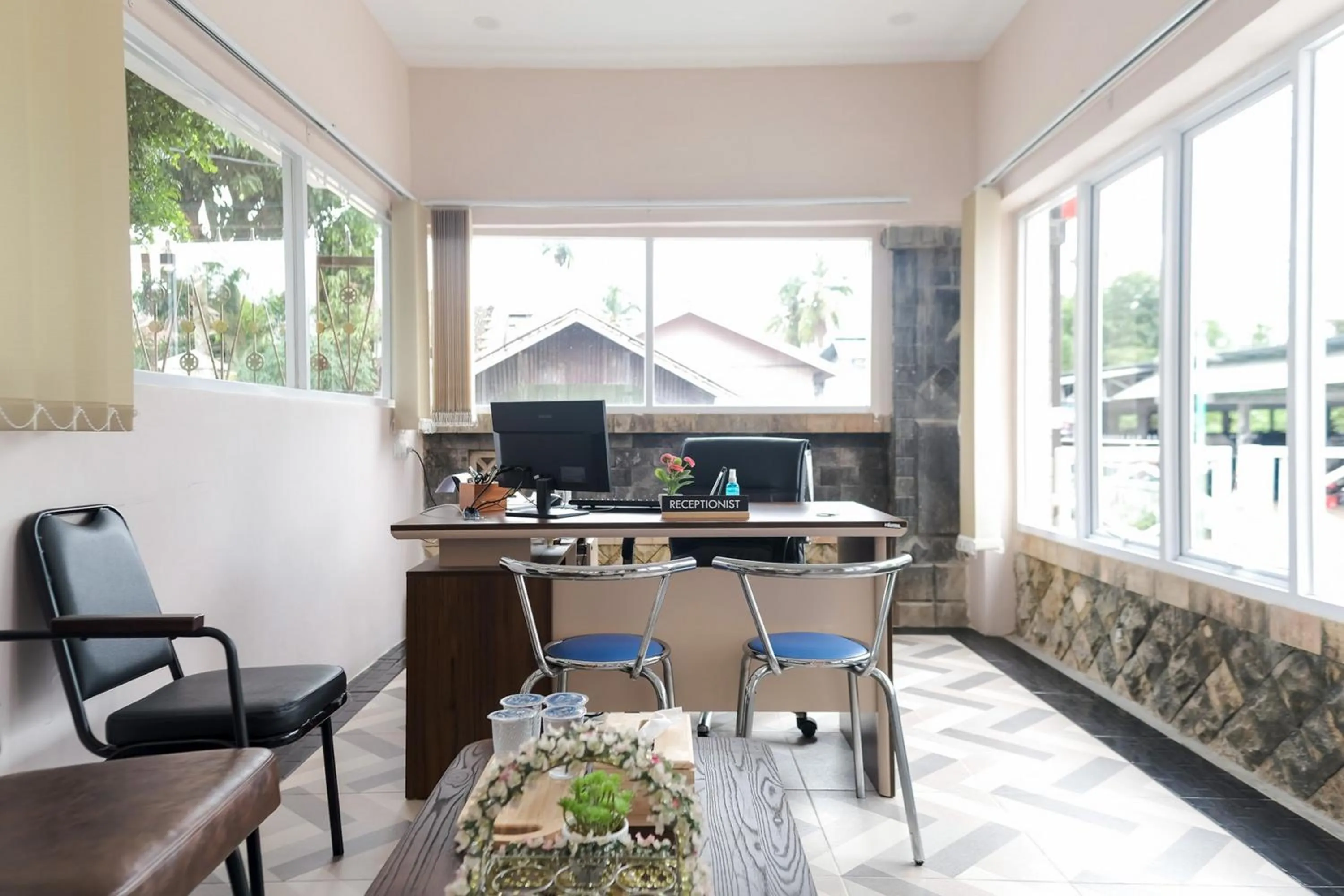 Lobby or reception in RedDoorz Syariah @ Jalan Ir Haji Juanda Jambi