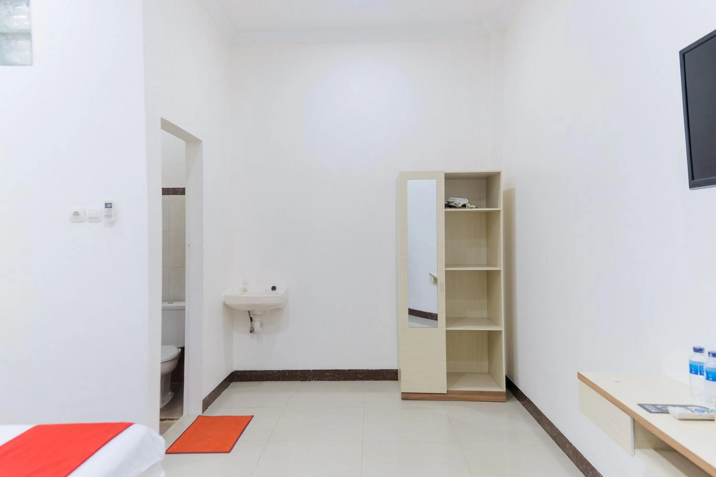 Bedroom in RedDoorz Syariah @ Jalan Ir Haji Juanda Jambi