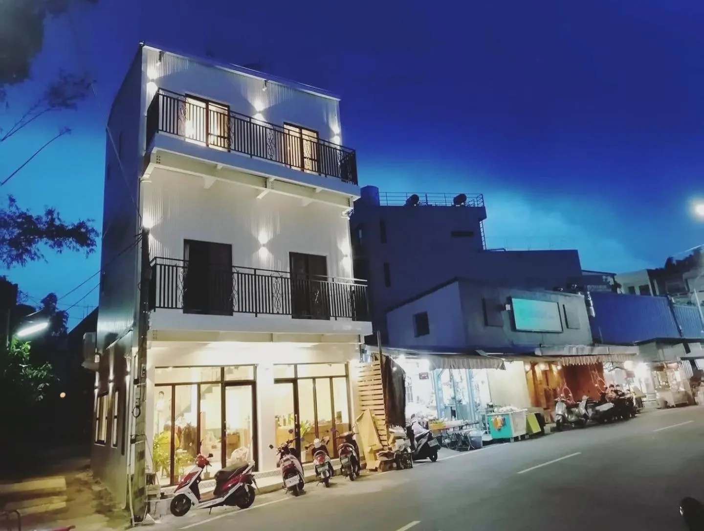 Property building in Lixia Hostel