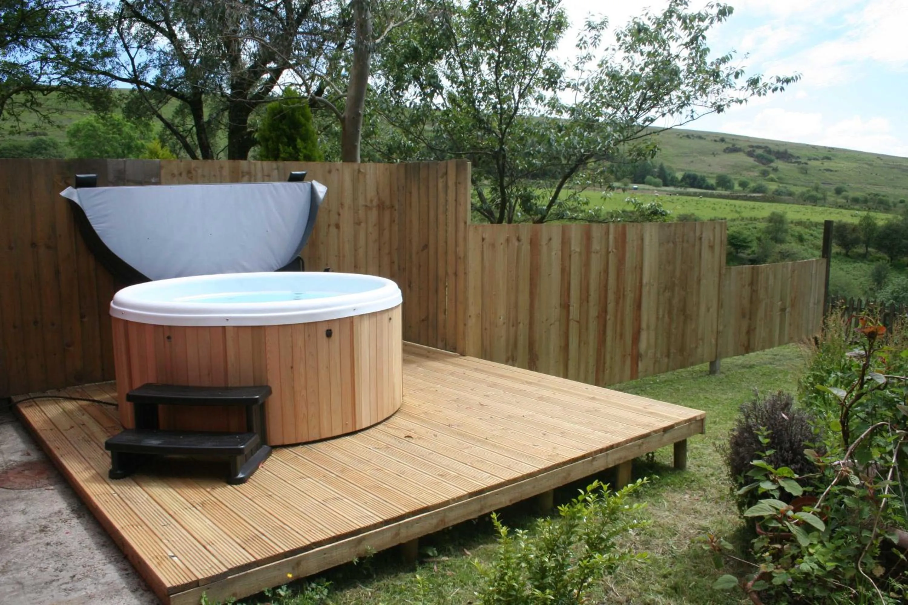 Hot Tub in The Nook - Farm Park Stay with Hot Tub & Dome