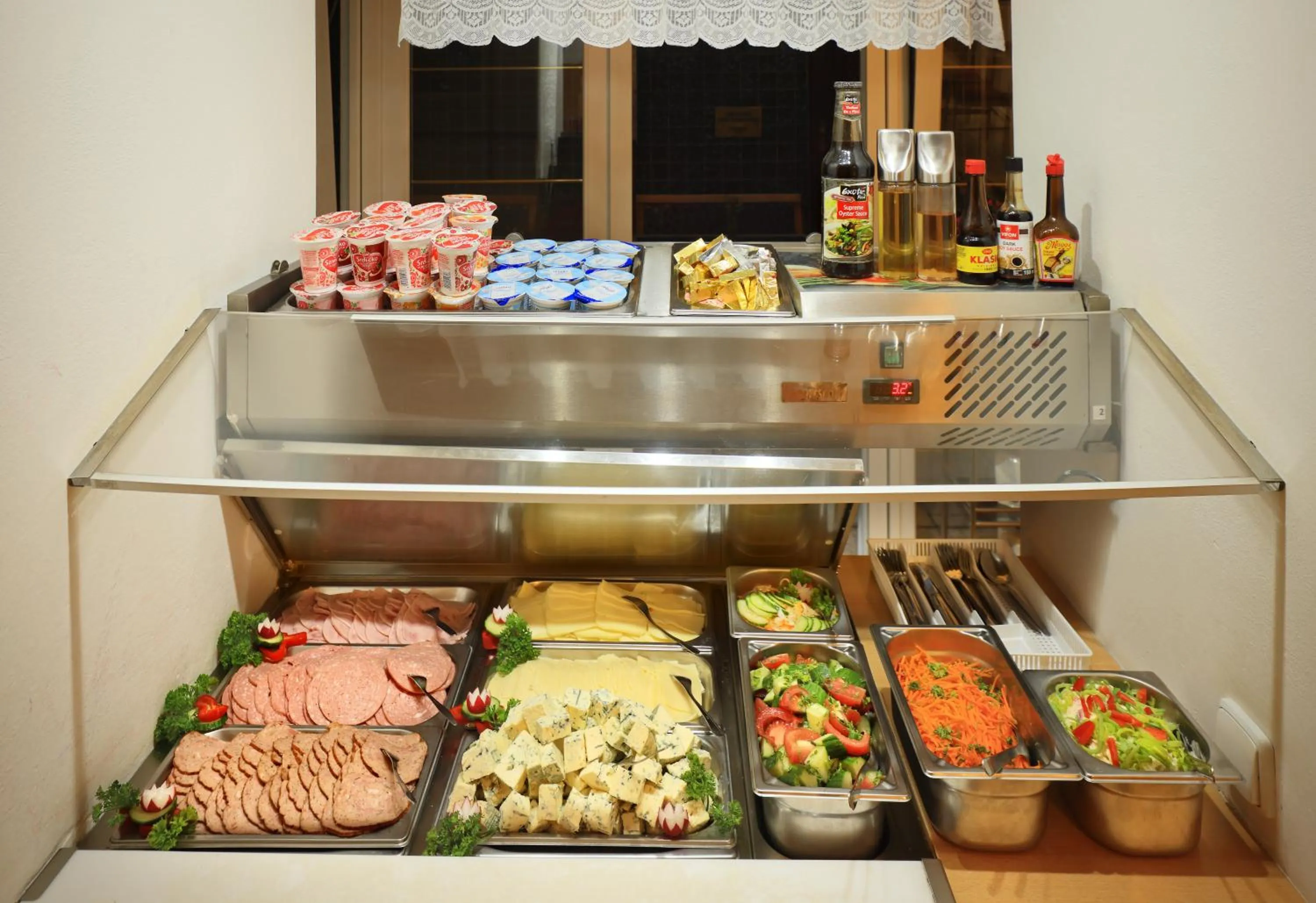 Buffet breakfast in Hotel Golden City Garni